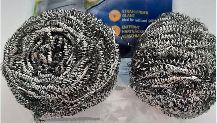 Es handelt sich um dünne, spiralförmig aufgedrehte und miteinander verwickelte Drähte aus Stahl, die zu einem nahezu runden Knäuel geformt sind.
Die Erzeugnisse dienen zur Reinigung von Töpfen, Pfannen und dergleichen und sind zu zwei Stück in einem bedruckten Kunststoffbeutel verpackt.
- Antragstellerangaben -

Abbildung siehe Anlage.

Derartige Erzeugnisse gehören als "den Schwämmen ähnliche Waren, zum Scheuern, aus Stahl" zum TARIC-Code  7323 1000 00.
