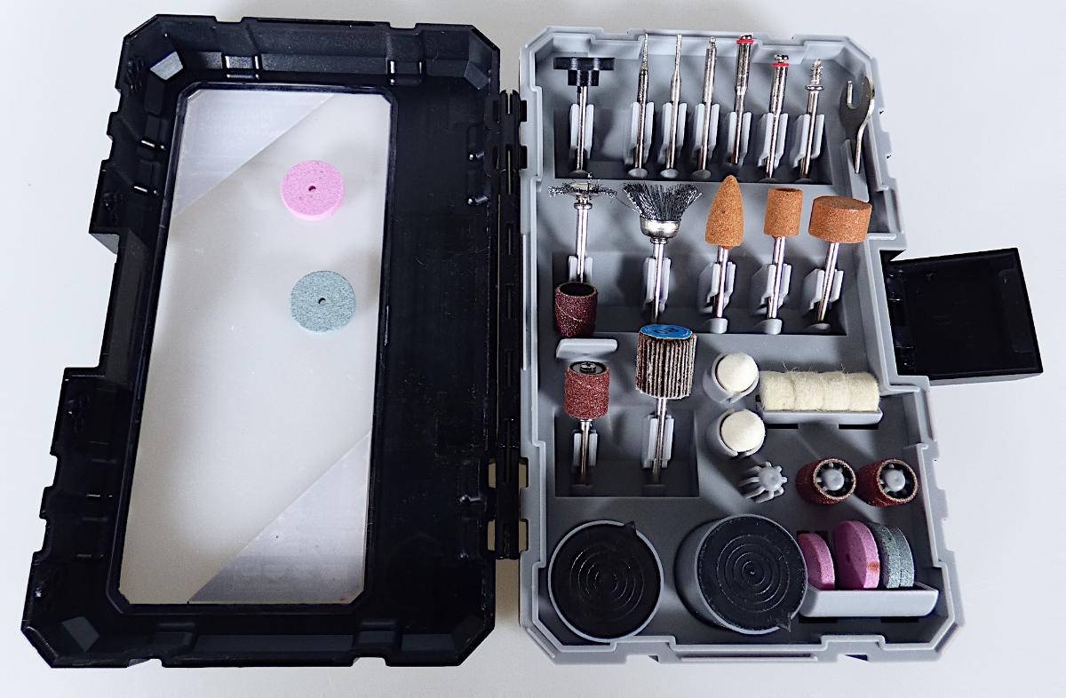 Angaben:
Multitool-Zubehör Schleif-Set 107 tlg.; Größe: 185 x 120 x 44 mm; Inhalt: 6x Schleifscheibe (3x Siliziumkarbid-Schleifscheibe, 3x Aluminiumoxid-Schleifscheibe); 2x Aufspanndorn für Trenn- und Schleifscheibe (Ø 1,9 mm, Ø 2,2 mm); 3x Diamantbohrer (1x Diamant Kegelbohrer, 1x Diamant Zylinderbohrer, 1x Diamant Rundbohrer); 2x Drahtbürste (1x Scheibenbürste, 1x Topfbürste); 1x Schleiffächer; 3x Schleifstein, Aluminiumoxid (1x Schleifspitze, 2x Schleifsteine); 4x Schleifband; 1x Schleiftrommel Ø 9 mm; 6x Filzscheibe (4x Zylinder Ø 12 mm, 2x Kegel Ø 9 mm); 1x Aufspanndorn für Filzscheiben; 1x Maulschlüssel 3/8"; 36x Trennscheibe Ø 23 mm; 40x Schleifpapier 19 mm.

Warenbeschaffenheit:
In einem Kunststoffbehältnis zum Aufklappen befinden sich ein Schleifpapierteller zum Aufkleben der Schleifscheiben, drei unterschiedlich geformte Bohrer (augenscheinlich diamantbeschichtet), drei unterschiedliche Aufnahmevorrichtungen für arbeitende Teile, ein Maulschlüssel, zwei unterschiedlich geformte Drahtbürsten, drei unterschiedlich geformte Schleifsteine (mit Aufnahmeschaft fest verbunden), eine Schleiftrommel mit Schleifband (nicht fest verbunden), ein Schleiffächer, zwei Filzkegel, vier Filzscheiben, drei Schleifbänder (zylindrisch), 40 braune Schleifpapiere mit Klebeschicht und Schutzpapier auf der Rückseite, 36 schwarze, runde, dünne Scheiben (Durchmesser ca. 2,4 cm) mit einem Loch in der Mitte, 3 rosafarbene Schleifscheiben und 3 gräuliche Schleifscheiben.
 
Befund:
Mühlsteine, Schleifsteine und dergleichen, ohne Gestell, zum Mahlen, Zerfasern, Brechen, Schleifen, Polieren, Richten, Schneiden und Trennen, aus agglomerierten, künstlichen Schleifstoffen, mit Bindemittel aus Kunstharz, nicht verstärkt.

Warenzusammenstellung bei der im Sinne der AV 3 b) die Waren (Schleifscheiben, Diamantbohrer, Schleifsteine, Trennscheiben) der Position 6804 im Hinblick auf die Menge als charakterbestimmend angesehen werden. Innerhalb der Position 6804 werden die Trennscheiben im Hinblick auf die Menge als charakterbestimmend angesehen.