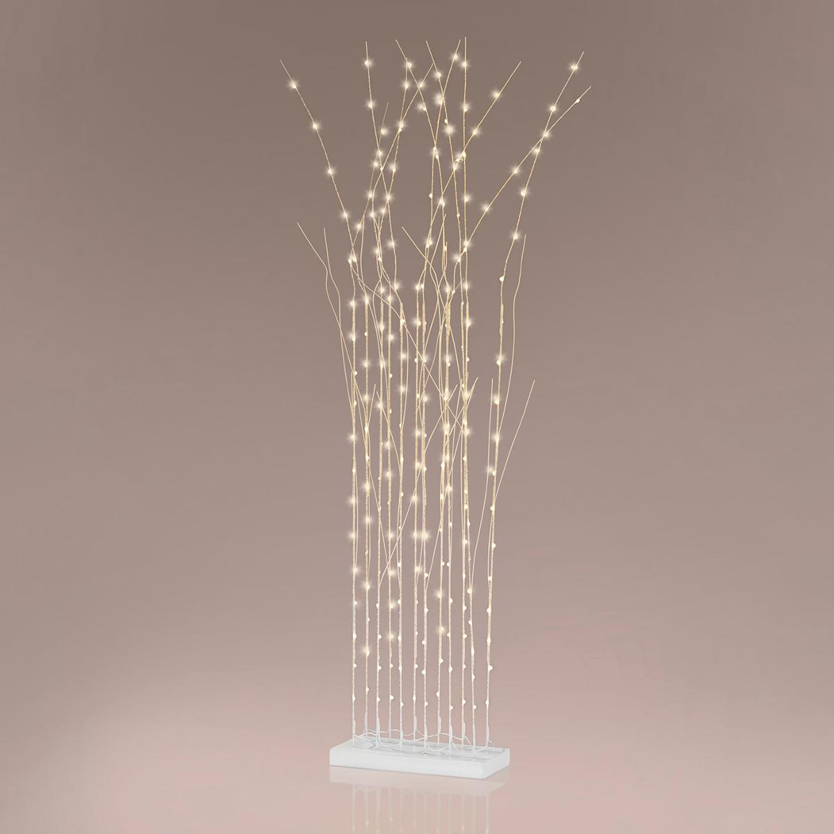 Bei dem sog. "LED-Raumtrenner" (Art.: 5099) handelt es sich um eine noch nicht zusammengesetzte Stehleuchte mit den Maßen von ca. L: 33,5 x B: 14,6 x H: 145 cm. Sie setzt sich aus einem rechteckigen Standfuß aus Holz (MDF) und zwölf senkrecht nach oben gerichteten biegsamen Metallstangen mit weißer Kunststoffumwicklung zusammen (Weiden-Optik). Um alle Metallstangen herum ist eine Lichterkette (bestehend aus zwölf miteinander verbundenen Lichterketten) aus dünnen Metalldrähten gewickelt, die durch Kunststoffmanschetten fest mit den Metallstangen verbunden ist. Insgesamt beleuchten den LED-Raumtrenner 216 LED-Brennstellen (18 pro Stange). Die Leuchte wird über eine Zuleitung und einen Netzstecker mit Strom versorgt.

Das Erzeugnis ist zur Verwendung im Innenbereich bestimmt.

Aufgrund des äußeren Erscheinungsbildes, des Umfangs und der Bedeutung für die Verwendung als fomgebendes Element sind die Bestandteile aus Metall und Holz gegenüber den Bestandteilen aus Kunststoff charakterbestimmend.

Die Leuchte ist zusammen mit einer Montageanleitung in einem Pappkarton verpackt.

Hinweise auf Handfertigung liegen nicht vor.

Die Ware ist als "elektrischer Beleuchtungskörper, anderweit weder genannt noch inbegriffen, Stehleuchte, ausschließlich zur Verwendung mit LED-Lichtquellen bestimmt, aus Metall und Holz, nicht handgearbeitet" einzureihen.