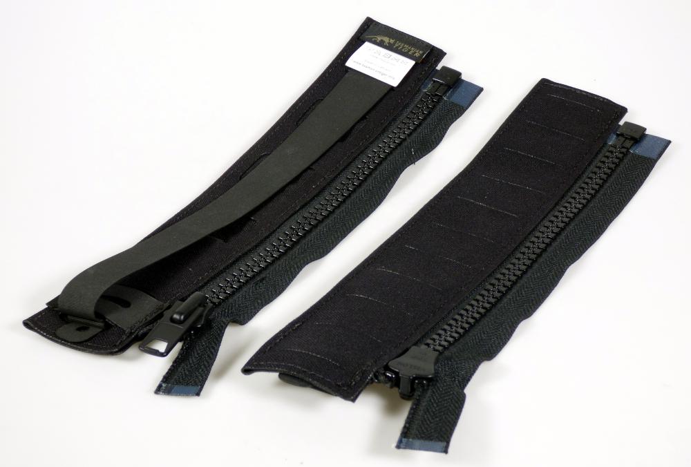 Bei dem sog. „Set aus Molle und Adapter, 8843“ handelt es sich um eine zusammengesetzte Ware, bestehend aus einer sog. Molle-Leiste aus Geweben aus Spinnstoffen mit verschiedenen Aussparungen bzw. Schlitzen, an dessen innerer Längsseite ein Reißverschluss mit Kunststoffzähnen, Schieber und Stopper angenäht ist. Die Ware dient der Befestigung von Rucksäcken oder Panels (keine Gegenstände der vZTA-Entscheidung) an Plattenträgern und ermöglicht eine schnelle Montage der Module.
Das Gesamtmaß beträgt 27 cm x 8 cm (L x B).

Für die Verwendung sind beide Bestandteile gleichermaßen von Bedeutung, so dass eine Einreihung in die zuletzt genannte, der gleichermaßen in Betracht kommenden Positionen erfolgt.
Das Set ist zu zwei Stück in einem Kunststoffbeutel verpackt. 

Die Ware ist als "Reißverschluss mit Zähnen aus Kunststoff" einzureihen.