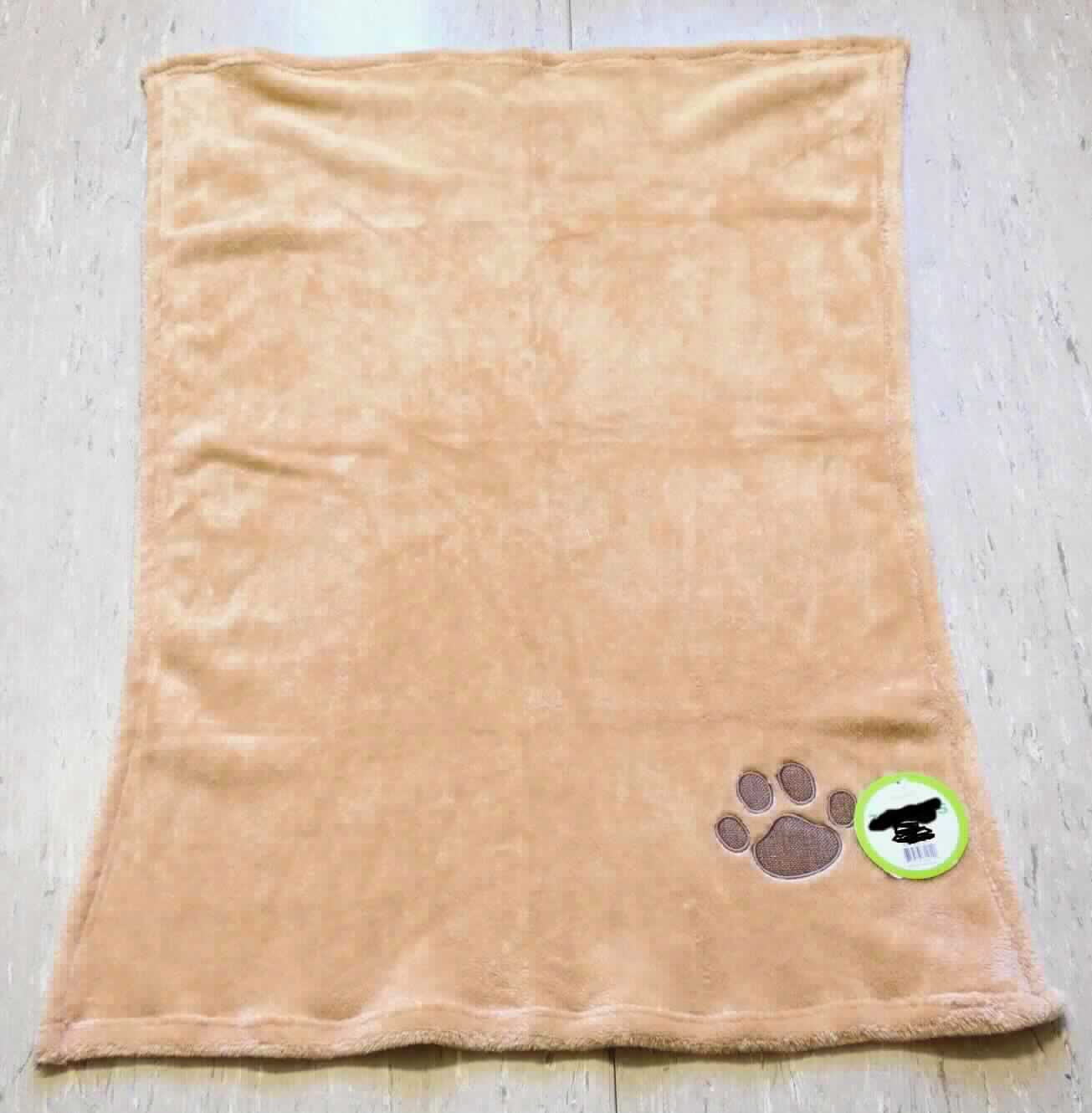 Decke, sog. Kuscheldecke Basic, Foto siehe Anlage, 
- vepackt in einem Polybeutel und mit einem Pappanhänger versehen, 
- rechteckig, in den Abmessungen von laut Antrag 100 cm x 70 cm, 
- einlagig, aus einfarbigen Plüschgewirken aus laut Antrag 100 % Polyester (synthetische Chemiefasern); mit einer 
  Pfotenapplikation verziert, 
- ohne elektrische Heizvorrichtung, 
- an allen Rändern durch Umschlagen und Festnähen gesäumt (damit konfektioniert), 
- ohne Polsterung oder Füllung; somit keine Ware der Position 9404, 
- zur Verwendung als Liegedecke für Tiere bestimmt, 
- nicht zur Ausstattung von Tieren bestimmt, somit keine Ware i. S. d. Position 4201.

"Decke, aus Spinnstoffen, ohne elektrische Heizvorrichtung, aus synthetischen Chemiefasern, aus Gewirken"