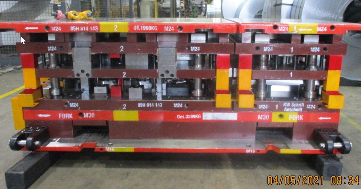 "Folgeverbundwerkzeug"

- auswechselbares Werkzeug mit arbeitendem Teil aus unedlem Metall, mit mehreren 
  Einzelstationen die eine oder mehrere Operationen (Pressen, Kanten, Biegen, Stanzen, 
  Lochen und Auswerfen) am Bauteil ausführen

- in unterschiedlichen Formen und Größen hergestellt

- zum fallweisen Einbau in Werkzeugmaschinen (Pressen) zur Herstellung von 
  Bauteilen aus Stahlblech für die Automobilindustrie, wobei das zu bearbeitende 
  Bauteil durch den Trägerstreifen von Station zu Station des Werkzeugs 
  transportiert und nach der letzten Operation vom Streifen getrennt wird

Abbildung siehe Anlage.

Derartige Erzeugnisse gehören als "auswechselbare Werkzeuge zur Verwendung in Werkzeugmaschinen, für die Metallbearbeitung, keine Zusammenstellung von Transfer- und/oder Tandempressen, mit arbeitendem Teil aus unedlem Metall" zum TARIC-Code 8207 3010 90.