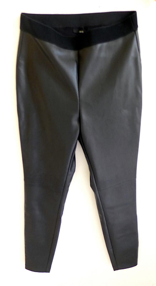 Lange Hose, sog. Hose für Damen, Model 527, Größe 38, Foto siehe Anlage,
- aus ca. 0,7 mm dicken, laut Untersuchungsergebnis gefärbten, einseitig (Außenseite) mit
  geprägtem Kunststoff (laut Antrag: Polyurethan; Zellstruktur erkennbar) überzogenen Ketten-
  gewirken aus Spinnstoffen, die Gewirke sind geraut, dicht und dicker (ca. 4/7 der Gesamtdicke)
  als der Zellkunststoff und dienen damit nicht nur der Verstärkung (Meterware der Position 5903),
- in der Taille abschließend, mit einem angesetzten, elastischen Taillenbund,
- ohne Öffnung und ohne Verschluss,
- mit zwei aufgesetzten, offenen Gesäßtaschen,
- mit knöchellangen Hosenbeinen,
- an den Beinabschlüssen durch Umschlagen und Festnähen gesäumt.

"Kleidung aus Gewirken der Position 5903"