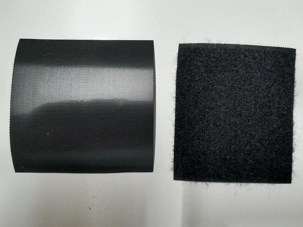Klettbänder, Foto siehe Anlage,
- zweiteilig, als Meterware, laut Antrag jeweils mit einer Breite von 10 cm und einer Länge 
  von 25 m, bestehend aus:
-- einem Flauschband (gerautes Gewebe) der Position 5806,
--- aus synthetischen Chemiefasern (laut Antrag Polyester), 
--- an beiden Längsseiten mit unechten Webkanten,
--- kein Band aus Samt, Plüsch, Chenille- oder Schlingengewebe,
--- keine Elastomergarne oder Kautschukfäden enthaltend,
-- einem Hakenband aus Kunststoff (laut Antrag Polyester) der Position 3920, das auf einer
   Seite mit ankerförmigen Mikrohäkchen versehen ist,
- an den Schmalseiten lediglich geschnitten (nicht konfektioniert),
- insbesondere im Hinblick auf die Bedeutung in Bezug auf die Verwendung sind beide Bänder 
  als gleich zu betrachten; die Ware ist somit der von den gleichermaßen in Betracht kommenden 
  Positionen (3920/5806) in der Nomenklatur zuletzt genannten Position zuzuweisen.

"Bänder, keine Waren der Position 5807, anderes als in den Unterpositionen (HS) 5806 10 und 
 5806 20 genannte, aus Chemiefasern, mit unechten Webkanten"