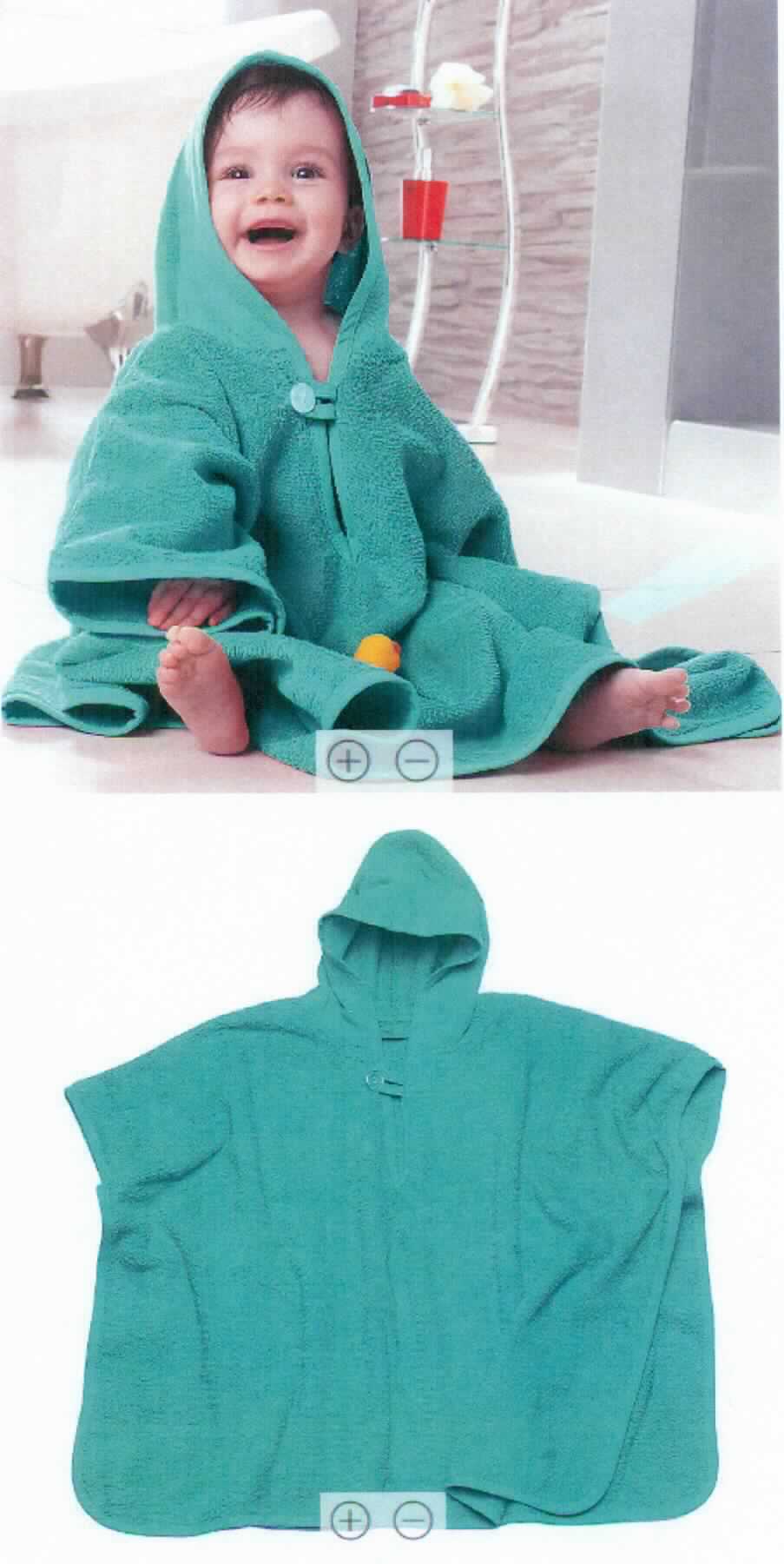 Badeumhang, sog. Frottier-Poncho, Foto siehe Anlage,
- in einem Polybeutel verpackt,
- aus ca. 2,5 mm dicken, einfarbigen Schlingengeweben nach Art der Frottiergewebe aus laut Antrag 100 %
  Baumwolle; an allen Rändern mit einer schmalen Einfassung aus Streifen aus glatten Geweben versehen und im
  Bereich der Kapuze mit einer abgesetzten Borte,
- flachliegend mit den Abmessungen von laut Antrag 55 cm (Länge) x 71 cm (Breite),
- mit einer angesetzten Kapuze; mit einer von der Kapuze ausgehenden, kurzen Öffnung mit Knopfverschluss von
  links auf rechts,
- seitlich und unten offen; seitlich abgenäht, so dass Armöffnungen entstehen,
- wird als Badeumhang getragen; aufgrund der Abmessungen für Kleinkinder mit einer Körpergröße von bis zu 
  86 cm bestimmt.

"Kleidung für Kleinkinder, aus Geweben, aus Baumwolle"