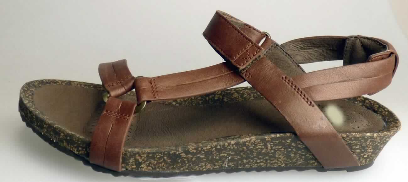 Sandalen (lt. Antrag: "Sandale für Frauen, Größe W's 7", Foto siehe Anlage)
- mit Laufsohlen aus (lt. Antrag) Kunststoff; ohne Hauptsohle aus Holz,
- mit zehenfreiem Oberteil (nicht geschlossenes Blatt) aus Leder,
- mit Klettverschluss,
- ohne Metallschutz in der Vorderkappe,
- nicht den Knöchel bedeckend, 
- mit einer größten Höhe des Absatzes und der Sohle von ca. 2 cm,
- mit einer Länge der Innensohle von ca. 24,1 cm,
- für Frauen (u. a. schlanker Schnitt).

"Schuhe mit Laufsohlen aus Kunststoff und Oberteil aus Leder, andere als in den Unterpositionen 6403 1200 
 bis 6403 9905 genannte, deren Blatt nicht geschlossen ist, andere als in den Unterpositionen 6403 9911 bis 
 6403 9931 genannte, für Frauen"