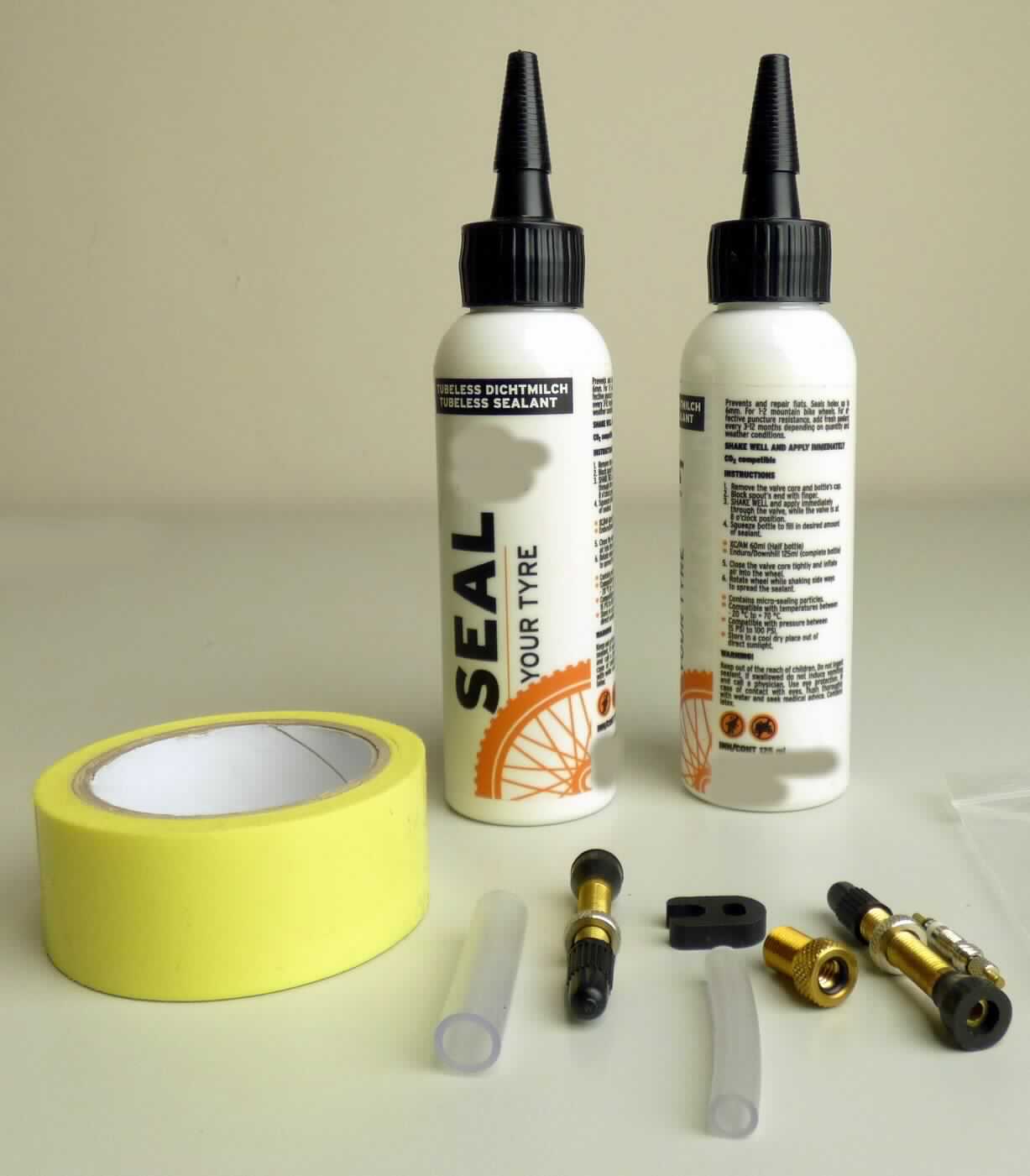 Angaben des Antragstellers: 
Tubeless Kit
Das Tubeless Kit beinhaltet alle notwendigen Teile für eine Umrüstung auf schlauchlose Reifen. Die im Lieferumfang enthaltene Dichtmilch ist auch zur Reparatur oder als vorbeugender Pannenschutz geeignet und versiegelt Risse bis 6 mm. Der Inhalt der Flaschen (2 x 125 ml) reicht für ein Mountainbike-Reifen-Set.

Feststellungen an einem Warenmuster:
Es wurde ein Set vorgelegt bestehend aus zwei Kunststoffflaschen (je 125 ml) mit einer weißen, milchigen Flüssigkeit (Latex-Dispersion), einem gelben, selbstklebenden Kunststoffband auf Rolle (Felgenband) sowei einem Polybeutel mit zwei kurzen Schlauchabschnitten sowie diversen Ventilersatzteilen für Fahrräder.
Eine detailierte Zusammensetzung der Latex-Dispersion liegt vor.

Befund:
Für das Set ist die Dichtmilch im Hinblick auf die Bedeutung für die Verwendung charakterverleihend. Die Ware stellt sich somit als nicht vulkanisierte Kautschukmischung in Form einer Dispersion im Sinne der Unterposition (KN) 4005 2000 dar.