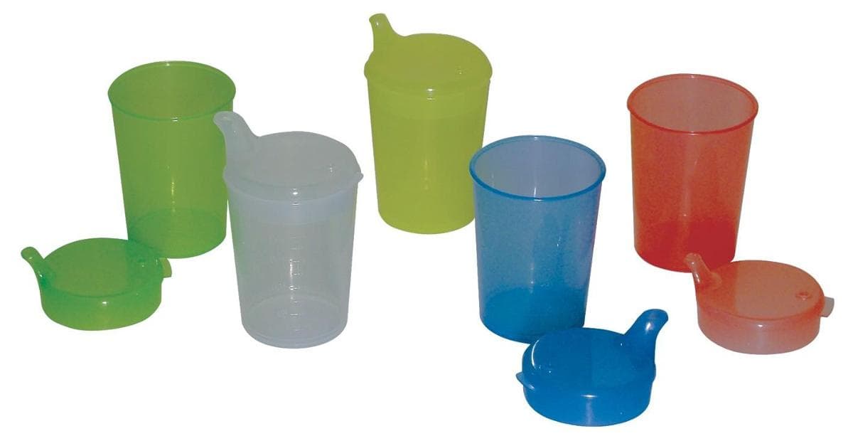 Nach den Antragsangaben sowie den vorgelegten Produktabbildungen handelt es sich um eine Warenzusammenstellung in Aufmachung für den Einzelverkauf (Polybeutel), bestehend aus:
- einem konisch geformten Trinkbecher aus Polypropylen, einem Kunststoff im Sinne der Anmerkung 1 zu Kapitel 39,
-- mit einem Fassungsvermögen von etwa 250 ml und einer außenseitigen Skalierung;
- zwei Stülpdeckel aus Kunststoff,
-- jeweils mit einer Schnabelausformung als Auslass,
-- mit einer etwa 4 x 4 mm bzw. 10 x 12 mm großen Schnabelöffnung, einem Luftloch und einer Aufziehlasche.

Das dreiteilige Set dient Personen die Unterstützung bei der Nahrungsaufnahme benötigen, zur vereinfachten Aufnahme von Lebensmitteln mit unterschiedlichen Konsistenzen.

Insbesondere im Hinblick auf die Bedeutung in Bezug auf die Verwendung bestimmt der Trinkbecher den Charakter der Warenzusammenstellung.

Zolltarifrechtlich handelt es sich bei der Ware um einen "Haushaltsartikel aus Kunststoffen, Artikel für den Tisch- oder Küchengebrauch, andere als in den TA-RIC-Codes 3924 1000 11 bis 
3924 1000 20 genannt".
