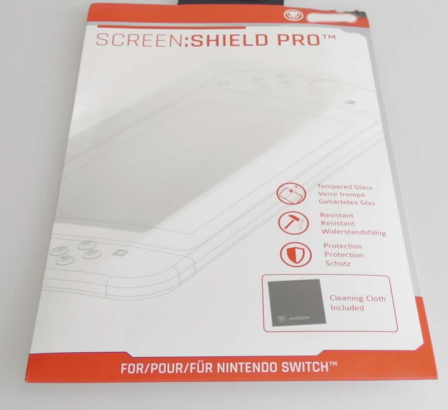 Warenzusammenstellung bestehend aus einem Displayschutzglas und einem Reinigungstuch, sog. snakebyte Screen:Shield Pro, Art. SB911002, Foto siehe Anlage,
- in Aufmachung für den Einzelverkauf (in einer flachen Schachtel mit Aufhängevorrichtung verpackt),
- zur Befriedigung eines speziellen Bedarfs zusammengestellt (Displayschutz für eine Spielekonsole),
- Displayschutzglas:
- - in den Abmessungen: ca. 16,1 cm x 9,3 cm; mit abgerundeten Ecken und Aussparungen,
- - aus transparentem, vorgespanntem Einschichten-Sicherheitsglas (laut Antrag tempered glass),
- - einseitig beschichtet,
- - selbsthaftend; mit einer abziehbaren Schutzfolie versehen,
- Reinigungstuch:
- - aus Gewirken aus Spinnstoffen,
- - in den Abmessungen: ca. 20 cm x 20 cm,
- - mit gezackten Rändern,
- nach dem Umfang und der Bedeutung in Bezug auf die Verwendung verleiht das vorgespannte Einschichten-
  Sicherheitsglas (Displayschutzglas) der Warenzusammenstellung ihren wesentlichen Charakter.

"Vorgespanntes Einschichten-Sicherheitsglas, anderes als in den Unterpositionen 7007 1110 bis 7007 1920 
 genannte, anderes als von den TARIC-Codes 7007 1980 12 bis 7007 1980 85 erfasste"