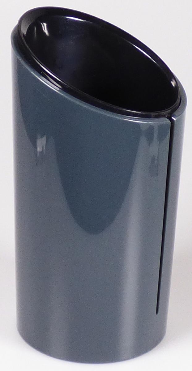 Nach den Angaben der Antragstellerin sowie dem vorgelegten Warenmuster "Stifteköcher" handelt es sich um einen annähernd zylindrischen Behälter (Abmessungen (B x H x T) 70 x 135 x 70 mm) in den Farbausführungen weiß und dunkelgrau.
Das Behältnis besteht aus formgepressten Kunststoffen im Sinne der Anmerkung 1 zu Kapitel 39 und ist mit einem klarsichtigen Acrylüberzug versehen.

Die Ware dient zum Aufbewahren von Schreibutensilien. Sie ist aufgeblistert aufgemacht.

Zolltarifrechtlich handelt es sich um eine "andere Ware aus Kunststoffen, Büro- und Schulartikel".