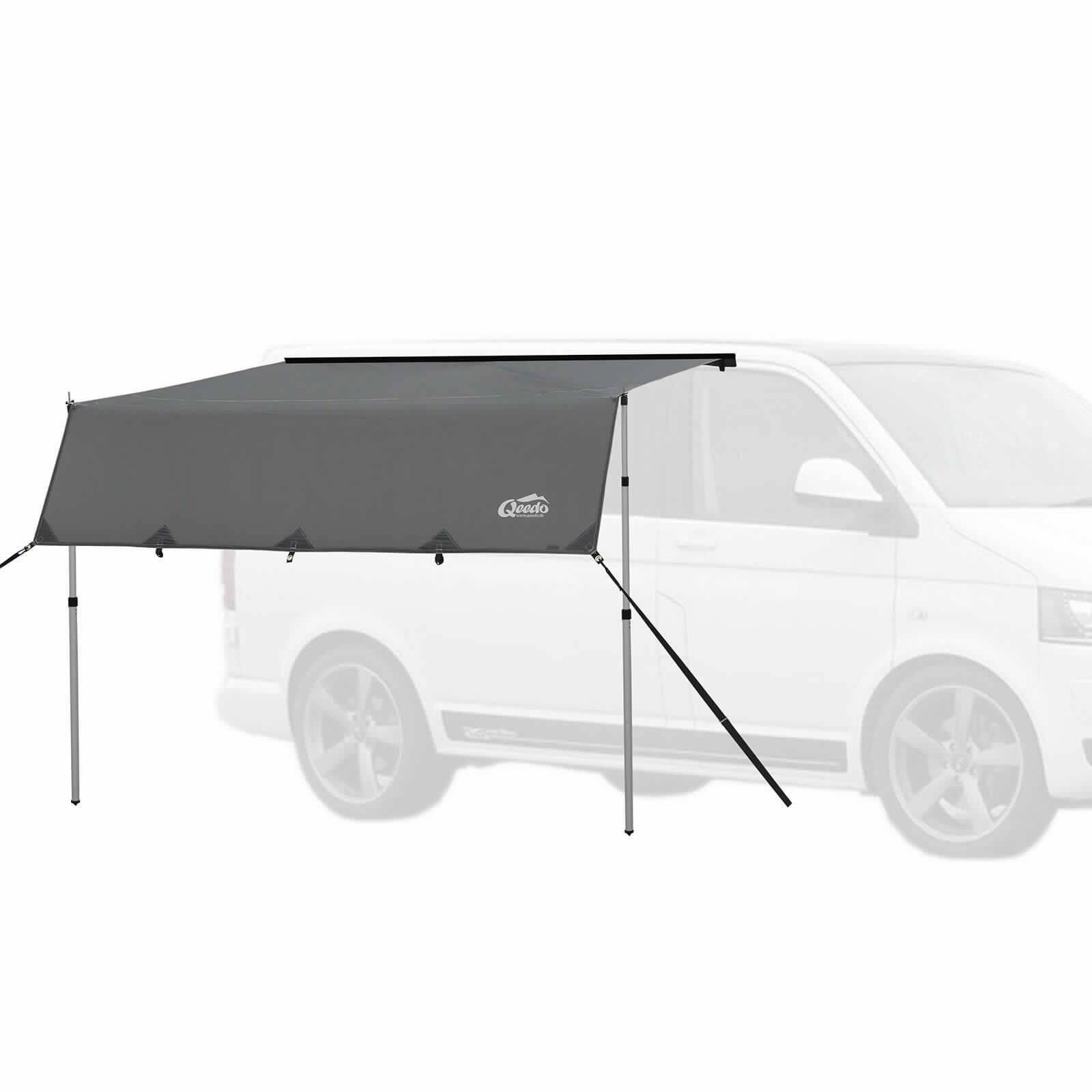 Campingausrüstung, sog. Qeedo Motor Tarp, Foto siehe Anlage,
- zerlegt eingehend; mit Montagematerial [Erdnägel (sog. Heringe) und Abspanngurte mit Karabinern], in einer 
  Tragetasche aus Spinnstoff mit Reißverschluss [übliche Verpackung im Sinne der AV 5 b)] verpackt,
- in der Art eines Vordachs/Sonnensegels mit zwei Stützen gearbeitet,
- quadratisch; laut Antrag in den Abmessungen von: 250 cm x 250 cm,
- aus ca. 0,1 mm dicken, bedruckten Geweben aus laut Antrag 100 % Polyester (synthetische Chemiefasern),
  die Gewebe weisen auf der Innenseite einen Glanz auf, ein Bestreichen mit Kunststoff ist jedoch mit dem 
  bloßem Auge nicht wahrnehmbar (somit keine Meterware der Position 5903),
- mit Kunststoffklickverschlüssen und Schlaufen zur Befestigung ausgestattet,
- an den Rändern teilweise verstärkt gearbeitet sowie durch Umschlagen und Festnähen gesäumt, 
- wird mit einer Seite an einem Fahrzeug oder z. B. an einer Hauswand und mit der anderen Seite an zwei 
  Teleskopstangen aus unedlem Metall befestigt, 
- durch Zusammenfügen konfektioniert,
- dient laut Antrag dem Sonnen- und bedingten Regenschutz,
- an allen vier Seiten offen; bildet keinen geschlossenen Raum und erfüllt daher nicht die Begriffsbestimmung
  für ein Zelt der Unterposition 6306 22,
- im Hinblick auf den Umfang und die Verwendung bestimmt das Material der Bespannung (Gewebe) den 
  Charakter der Ware,
- stellt sich als Campingausrüstung dar, somit keine Ware der Position 6307.

"Campingausrüstung (Vordach/Sonnensegel) aus Spinnstoffen, aus synthetischen Chemiefasern"