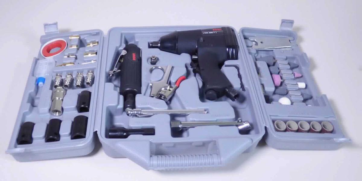 Schlagschrauber Art.Nr. 8081702
- aus einem Werkzeugkopf mit Werkzeugaufnahme und pneumatischem Antrieb in einem
  pistolenförmigen Gehäuse mit Druckluftanschluss (Abbildung siehe Anlage),
- zum Ein- und Festdrehen von Verbindungs- bzw. Befestigungsschrauben,
- in einem besonders gestalteten und zum dauernden Gebrauch konstruierten Kunststoff-
  koffer mit Beipack (Stabschleifer, Ausblaspistole, Füllmessgerät, Reifenfüller, 3 mm 
  Spannzange, 1/2" Verlängerung, 4 mm Inbusschlüssel,  fünf 3 mm Schleifsteine, fünf 6 mm 
  Schleifsteine, 3/8" Schleiftrommel, 3/4" Schleiftrommel, fünf 3/8" Schleifrollen, fünf 3/4"
  Schleifrollen, zwei Gabelschlüssel, vier Nüsse, Schnellkupplung, vier Stecknippel, Teflonband, 
  Ölfläschchen, Muffe, Doppelnippel, zwei Gummidüsen, Sicherheitsdüse, Hochdruckdüse, 
  Konische Düse, zwei Ballnadeln und Adapter).
Der Druckluftschlagschrauber bestimmt den Charakter des Ganzen.

"Pneumatisch betriebenes Werkzeug, von Hand zu führen, rotierend und schlagend, nicht
 zum Bearbeiten von Metallen (Warenzusammenstellung in Aufmachung für den Einzelverkauf
 aus charakterbestimmendem Schlagschrauber und Beipack, in einem zum dauerhaften Gebrauch
 aufgemachten Behältnis) - sogenanntes Werkzeug-Set"