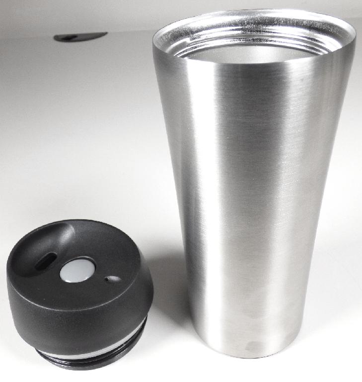 Es handelt sich bei dem sog. „Kodi Basic Isolierbecher 400 ml – Art: 14733000“ um ein doppelwandiges Gefäß mit einem Vakuum zwischen den Wänden; 20 cm hoch.
Der Thermosbecher verfügt über einen abschraubbaren Kunststoffdeckel mit Silikonring und Klickverschluss. Die Ware dient zum Bereithalten, Kühlen sowie Warmhalten von Getränken.

Das verpackte Erzeugnis ist als "Vakuum-Isolierbehälter" einzureihen.