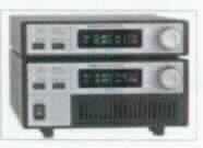 Sog. TEC-Source, ein unvollständiges Thermostat im Wesentlichen bestehend aus einem 90 x 215 x 305 mm großem Gehäuse mit einem vorderseitigem LCD-Display, einem Drehknopf, drei Schaltern und 4 LEDs als Statusanzeige, rückseitig befinden sich drei Anschlüsse (äußere Form siehe Abbildung in der Anlage). Das Gerät misst über einen Thermistor (nicht Gegenstand dieser vZTA-Entscheidung und daher unvollständig) die Temperatur und regelt diese durch Stromwandlung auf den vorgegebenen Soll-Wert, um ihn aufgrund fortlaufender oder periodischer Messungen des jeweiligen tatsächlichen Wertes (Istwert) gegen störende Einflüsse konstant aufrechtzuerhalten. Das Gerät ist über USB 2 und RS232-Interface fernsteuerbar. 

Das Gerät dient der Regelung der Temperatur beim Betrieb von Laserdioden.

Die Ware wird als "elektronisches Gerät zum Regeln, Thermostat, nicht für zivile Luftfahrzeuge" eingereiht.