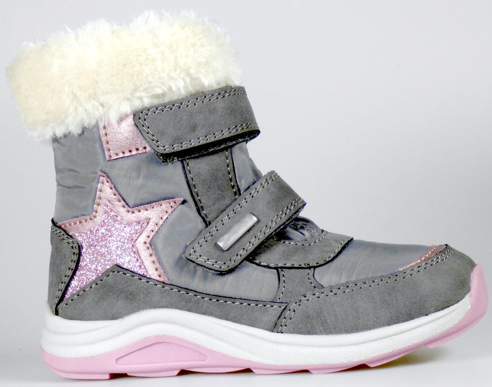 Stiefel, Größe 25, Foto siehe Anlage,
- mit Laufsohlen aus laut Antrag Kunststoff,
- mit Oberteil aus Spinnstoff (den größten Teil der Außenfläche bildend; an der Einschlupföffnung 
  Plüschgewirke) und Kunststoff (Spinnstoff mit einer mit bloßem Auge wahrnehmbaren Außen-
  schicht aus Kunststoff),
- auf das Oberteil sind Verstärkungsteile aus Kunststoff aufgesetzt,
- über dem Spann mit zwei Klettverschlüssen, 
- auf der unteren Klettverschlusslasche mit einem Firmenlogo versehen,
- gefüttert.

"Schuhe mit Laufsohlen aus Kautschuk/Kunststoff und Oberteil aus Spinnstoffen, andere als in den
 Unterpositionen (KN) 6404 1100 bis 6404 1910 genannte"