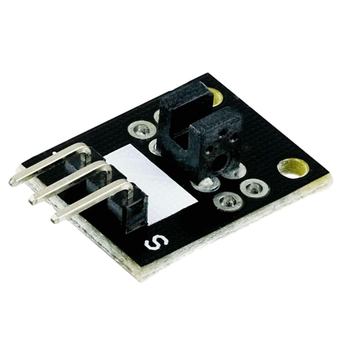 Sogenanntes Lichtschrankenmodul, im Wesentlichen bestehend aus einer Leiterplatte (19 x 15 mm), welche mit einem optischen Modul (Gabellichtschranke), zwei Widerständen und drei Anschlusskontakten bestückt ist (siehe Abbildung in der Anlage). Der Encoder wird z. B. als Objekterkennungssensor eingesetzt. Dazu sendet er ein Lichtsignal aus, welches durch Zielobjekte reflektiert wird. Ein Fototransistor fängt das reflektierte Licht wieder auf. Das Signal wird als high / low-Wert ausgegeben.
Die Ware wird als "optisches Gerät zum Messen oder Prüfen, in Kapitel 90 anderweit weder genannt noch inbegriffen, anderes als von den Unterpositionen (KN) 9031 1000 bis 9031 4910 erfasst" eingereiht.