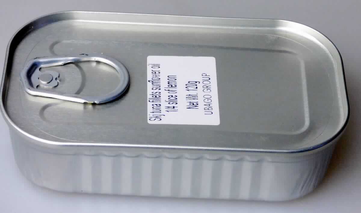 Nach den Angaben der Antragstellerin und der vorliegenden Warenprobe handelt es sich um eine Lebensmittelzubereitung (Konserve). Das Erzeugnis besteht aus gegarten Fischstücken (nicht fein zerkleinert) von Fischen der Art Katsuwonus pelamis (Echter Bonito), die in Sonnenblumenöl mit einem Stück einer Zitronenscheibe in einer handelsüblichen Konservendose aus Metall mit Ring-Pull-Verschlusssystem (in verschiedenen Größen und unterschiedlich etikettiert) für den Einzelverkauf aufgemacht sind. Der Fischanteil in der Zubereitung beträgt deutlich mehr als 20 GHT.

Zolltarifrechtlich handelt es sich um "Fische, zubereitet oder haltbar gemacht, in Stücken, jedoch nicht fein zerkleinert, Echter Bonito, in Pflanzenöl".