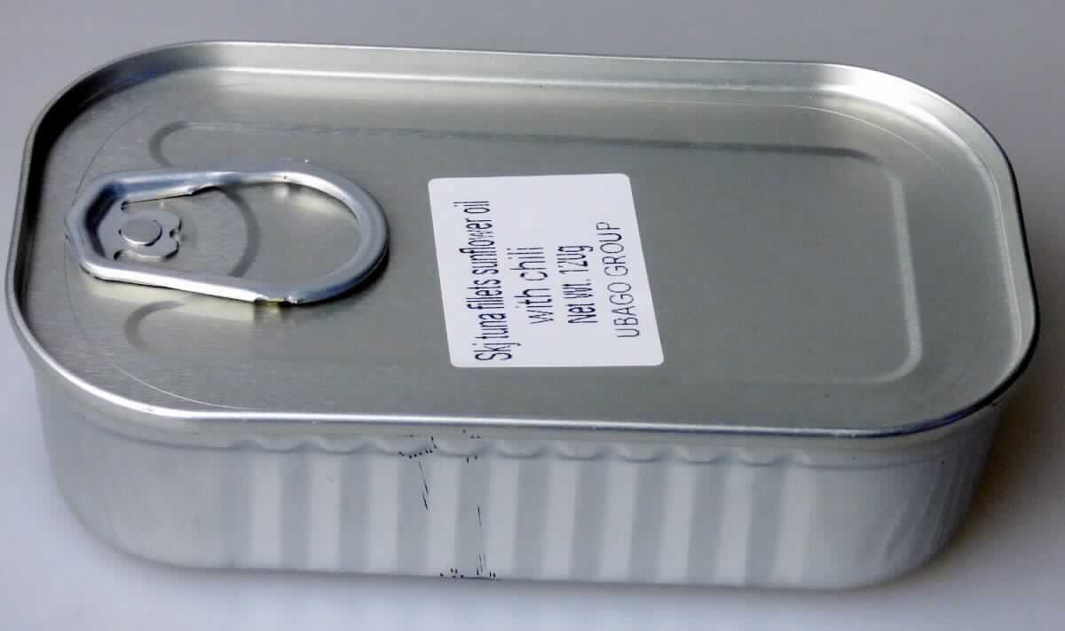 Nach den Angaben der Antragstellerin und der vorliegenden Warenprobe handelt es sich um eine Lebensmittelzubereitung (Konserve). Das Erzeugnis besteht aus gegarten Fischstücken (nicht fein zerkleinert) von Fischen der Art Katsuwonus pelamis (Echter Bonito), die in Sonnenblumenöl mit einer Chili-Schote in einer handelsüblichen Konservendose aus Metall mit Ring-Pull-Verschlusssystem (in verschiedenen Größen und unterschiedlich etikettiert) für den Einzelverkauf aufgemacht sind. Der Fischanteil in der Zubereitung beträgt deutlich mehr als 20 GHT.

Zolltarifrechtlich handelt es sich um "Fische, zubereitet oder haltbar gemacht, in Stücken, jedoch nicht fein zerkleinert, Echter Bonito, in Pflanzenöl".
