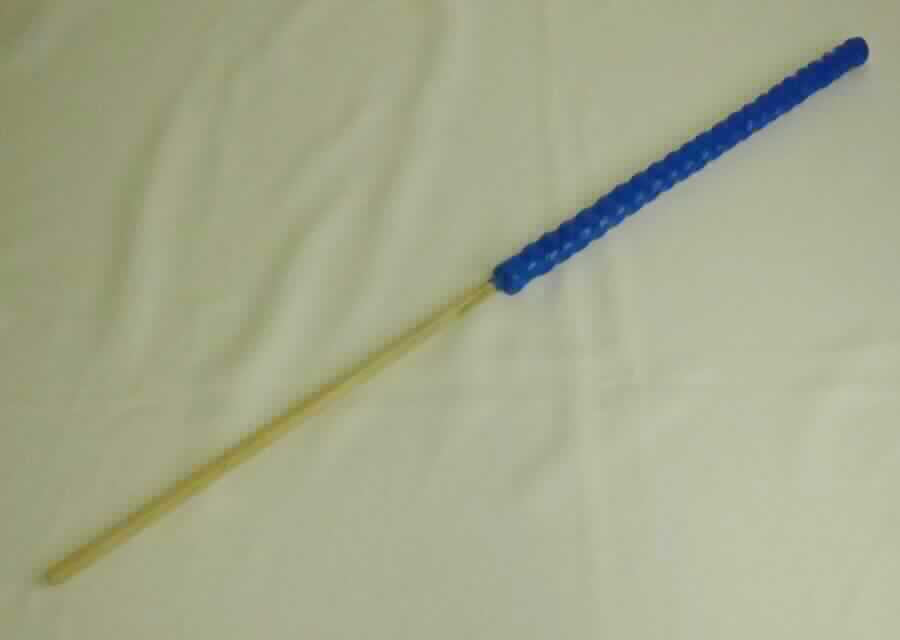 Angaben:
Hussala Gartenfackel.

Warenbeschaffenheit:
Ca. 70 cm lange, blaue Fackel aus einer Schicht Wachs und einer Schicht Gewebe (augenscheinlich wachsgetränkt) auf einem quaderförmigen Holzstab.

Befund:
Ware aus leicht entzündlichen Stoffen im Sinne der Anmerkung 2 zu Kapitel 36

Zusammengesetzte Ware, bei der die leicht entzündlichen Bestandteile als charakterbestimmend angesehen werden.
