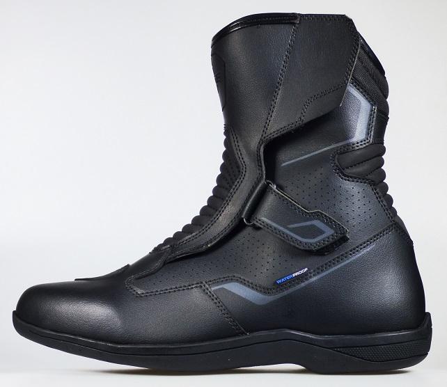 Stiefel, Größe 45, Foto siehe Anlage,
- mit Laufsohlen aus laut Antrag Kautschuk,
- mit Oberteil aus Kunststoff (Spinnstoff mit einer mit bloßem Auge wahrnehmbaren Außenschicht 
  aus Kunststoff; den größten Teil der Außenfläche bildend; somit keine Ware der Position 6403) 
  und Spinnstoff,
- auf das Oberteil sind Verstärkungsteile aus Kunststoff aufgesetzt,
- seitlich mit einer Klettverschlusspatte, zusätzlich mit Klettverschluss mit einer Öse aus unedlem 
  Metall,
- seitlich und im Schaftbereich mit Firmenlogos,
- den Knöchel bedeckend,
- ohne Metallschutz in der Vorderkappe.

"Schuhe, andere als in der Position 6401 genannte, mit Laufsohlen aus Kautschuk und Oberteil
 aus Kunststoff, andere als in den Unterpositionen (KN) 6402 1210 bis 6402 2000 genannte, den 
 Knöchel bedeckend, andere als in der Unterposition (KN) 6402 9110 genannte"