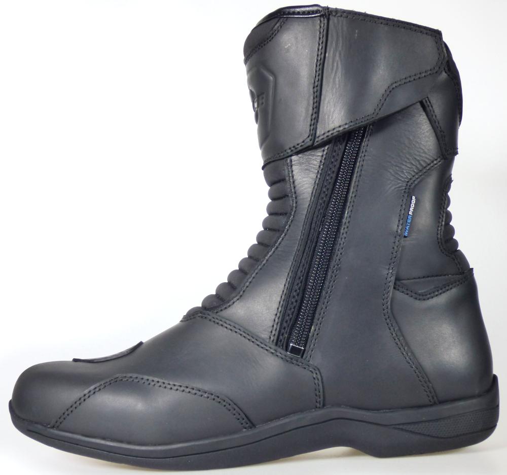 Stiefel, Größe 43, Foto siehe Anlage,
- mit Laufsohlen aus laut Antrag Kautschuk; ohne Hauptsohle aus Holz,
- mit Oberteil aus Leder (den größten Teil der Außenfläche bildend), Spinnstoff und Kunststoff
  (Spinnstoff mit einer mit bloßem Auge wahrnehmbaren Außenschicht aus Kunststoff),
- auf das Oberteil sind Verstärkungsteile aus Kunststoff und Leder aufgesetzt,
- an der Innen- und Außenseite mit Reiß- und Klettverschlüssen, 
- seitlich und im Schienbeinbereich mit Firmenlogos,
- ohne Metallschutz in der Vorderkappe,
- den Knöchel, jedoch nicht die Wade bedeckend,
- mit einer Länge der Innensohle von ca. 28,8 cm
- nicht als Männer- oder Frauenschuhe erkennbar.

"Schuhe mit Laufsohlen aus Kautschuk und Oberteil aus Leder, andere als in den Unterpositionen 
 (HS) 6403 12 bis 6403 59 genannte, den Knöchel bedeckend, andere als in der Unterposition 
 (KN) 6403 9105 genannte, jedoch nicht die Wade bedeckend, mit einer Länge der Innensohle von 
 mehr als 24 cm, nicht als Männer- oder Frauenschuhe erkennbar, andere als im TARIC-Code
 6403 9113 10 genannte"