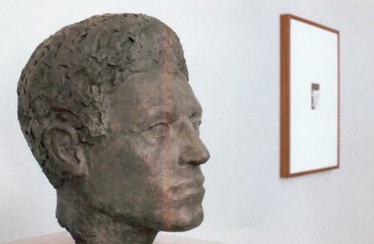 Skulptur aus Messingguss und Beton in Form eines Männerkopfes aus Messing auf einem 
Betonsockel (Größe ca. 154 x 47,9 x 53,3 cm) als Teil des Kunstwerkes "Flora" und "Bust". 
Die Arbeit stellt den Kopf des Schweizer Künstlers Alberto Giacometti dar und wurde von 
Frau Theresa Hubbard und Herrn Alexander Birchler in Handarbeit als Einzelstück gefertigt. 
Sie besitzt keinen handelsgängigen Charakter.

Die Ware ist als "Originalerzeugnis der Bildhauerkunst, aus Stoffen aller Art"
einzureihen.