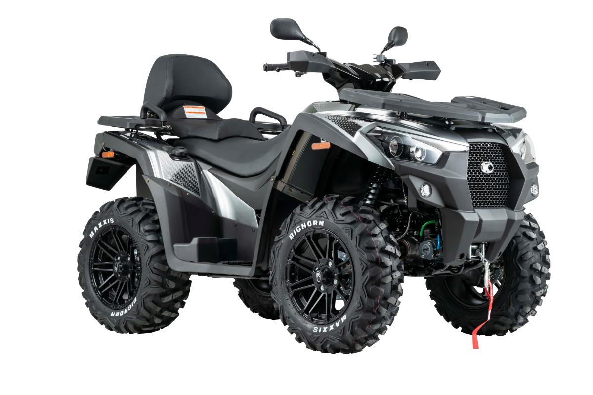 Zugmaschine mit Seilwinde, sog. land- oder forstwirtschaftliche Zugmaschine, Foto siehe Anlage,
laut Antrag:
- in der Bauart eines offenen, vierrädrigen, motorradähnlichen, geländegängigen Leichkraftfahrzeugs,
  sog. All Terrain Vehicle (ATV),
- mit einer Länge von ca. 2140 mm, einer Breite von ca. 1245 mm und einer Höhe von ca. 1340 mm,
- mit einem Kolbenverbrennungsmotor mit Fremdzündung mit einer Leistung von 34 kW (ca. 46 PS),
- mit einem Hubraum von ca. 695 cm³,
- mit einer Höchstgeschwindigkeit von ca. 98 km/h,
- mit einem Eigengewicht von ca. 390 Kilogramm,
- mit einer Lenkstange mit zwei Griffen, an der die Kontrolleinrichtungen für die Steuerung des
  Fahrzeugs montiert sind; die Lenkung wird durch Drehen der zwei Vorderräder bewirkt und
  beruht auf einem Kraftwagenlenksystem (Ackermann-Prinzip),
- mit Bremssystemen (Scheibenbremsen) an allen Rädern,
- mit einem Automatikgetriebe mit Rückwärtsgang,
- mit Untersetzungsgetriebe,
- mit einem speziellen Motor für schwer zugängliches Gelände mit ausreichender Zugkraft bei
  niedriger Drehzahl,
- mit Wellen zur Kraftübertragung auf die Räder (sog. Kardanantrieb),
- mit Reifen mit einem tiefen Profil (für landwirtschaftliche, gartenbauliche und forstwirtschaftliche
  Zwecke geeignet),
- hinten mit einer Ankupplungsvorrichtung (Kugelkopfkupplung), mit der das Fahrzeug mindestens
  das Zweifache seines Eigengewichts ziehen kann,
- (lt. Herstellerbescheinigung) mit einer Anhängelast (nicht gebremst) von 820 kg, dies
  entspricht mindestens dem Zweifachen des Eigengewichts,
- aufgrund der Herstellerkonzeption und der technischen Merkmale im Wesentlichen zum Ziehen
  oder Schieben anderer Fahrzeuge, Geräte oder Lasten gebaut,
- mit einer fest verbauten Seilwinde am Fahrzeug; insbesondere deshalb mit speziellen
  Ausstattungsmerkmalen für die land- und forstwirtschaftliche Nutzung versehen.

"Zugmaschine, andere als in den Unterpositionen 8701 1000 bis 8701 3000 genannte, mit
einer Motorleistung von 34 kW, Forstschlepper, auf Rädern"
