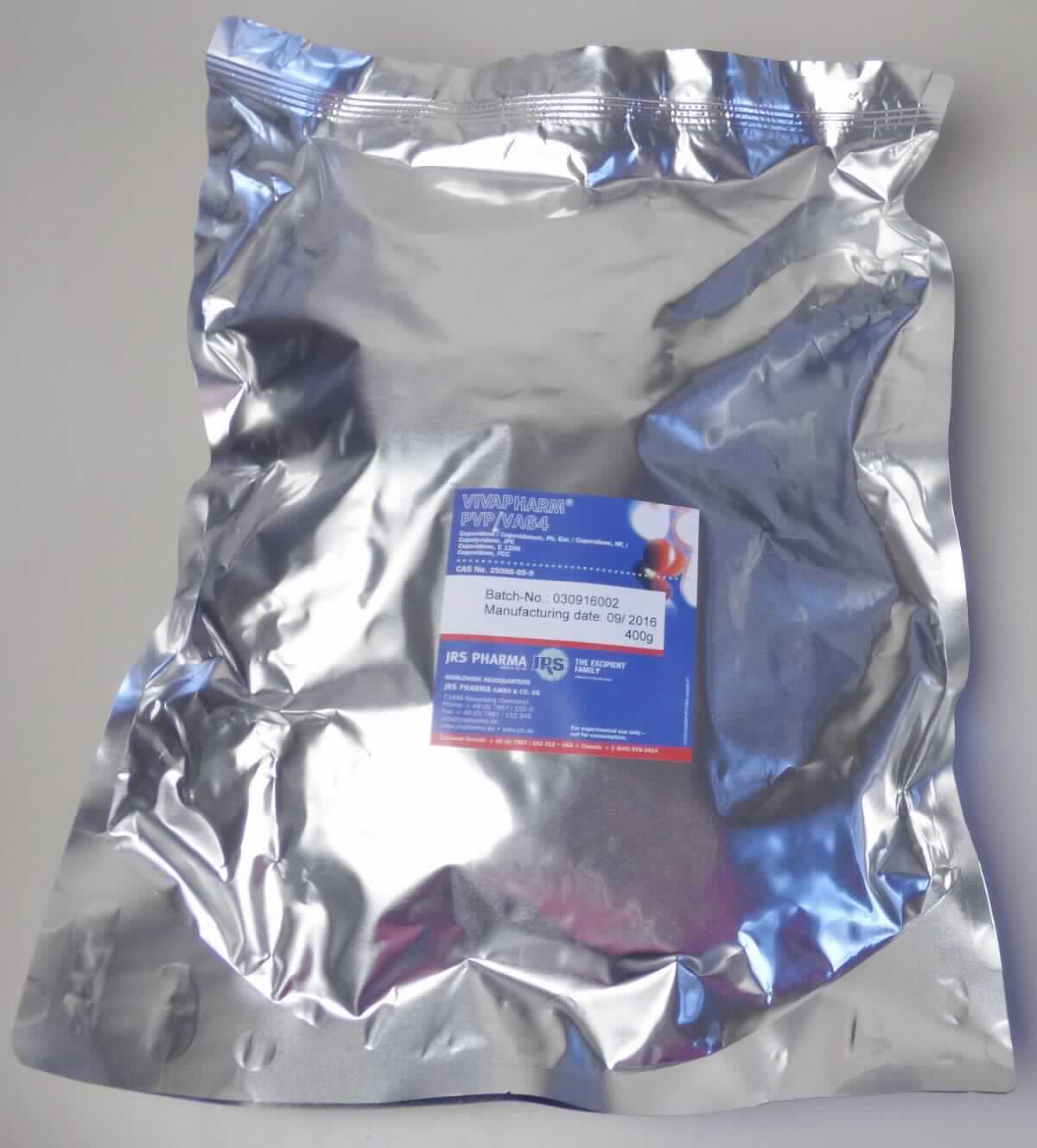 Angaben des Antragstellers:
Copovidon (PVP-VA 64)
Das Erzeugnis wird im Pharmabereich eingesetzt.
Nach den beiliegenden Datenblättern handelt es sich um ein Vinylpyrrolidon-Vinylacetat-Copolymer in Form eines weißen oder weißlichen, geruchlosen Pulvers oder in Form von Flocken (CAS-Nr. 25086-89-9). Die Vinylpyrrolidon-Komponente überwiegt gewichtsmäßig im Copolymer.

Feststellungen an einem Warenmuster:
Es wurde ein weißes Pulver in einem verschweißten Aluminium-Verbundbeutel vorgelegt.

Befund:
Es handelt sich um ein anderes Vinylpolymer in Primärform im Sinne der Position (HS) 3905.