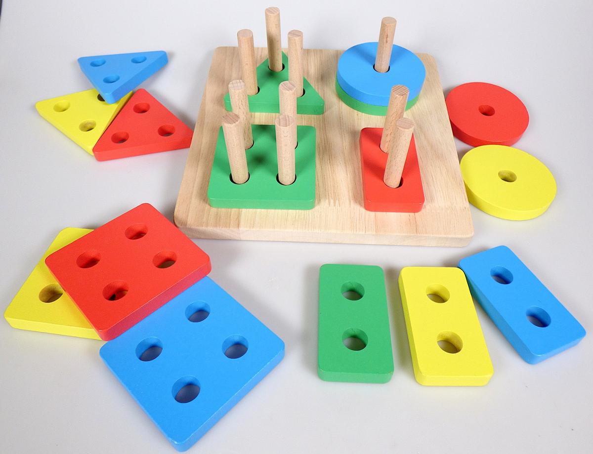 Bei dem vorliegenden, als "Formen-Steckspiel" bezeichneten Warenmuster handelt sich um ein Puzzle in Form eines Steckspiels, bestehend aus
- einer quadratischen Grundplatte aus Holz (Kantenlänge ca. 17 cm), auf der zehn etwa 4 cm hohe
  Holzstäbe in verschiedenen Anordnungen (z.B. als Dreieck oder Quadrat, allein oder zu zweit)
  senkrecht befestigt sind
- insgesamt 16 farbigen Sortiersteinen (max. 7 cm groß und 0,8 cm dick), jeweils vier in
  den Farben rot, grün, gelb und blau, in Form von jeweils 4 Rechtecken, Quadraten,
  Dreiecken und Kreisen
- die Sortiersteine sollen auf die entsprechenden Stäbe gesteckt werden
- ohne Hinweise auf Handarbeit
- zur spielerischen Unterhaltung von Kindern.

Die Ware ist in einem Kunststoffbeutel verpackt.

Derartige Erzeugnisse werden zolltarifrechtlich als "Puzzle, aus Holz, nicht handgearbeitet" eingereiht.