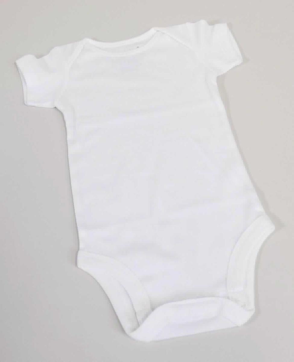 Baby-Body, Größe 62/68, Foto siehe Anlage,
- in einem Polybeutel verpackt,
- aus ca. 0,6 mm dicken, einfarbigen Gewirken aus laut Antrag 100 % Baumwolle,
- einteilig; den Rumpf bedeckend,
- mit einem runden Halsausschnitt,
- mit Schulterüberlappung (sog. amerikanischer Schlupf),
- mit kurzen Ärmeln,
- mit einer Schrittöffnung mit Druckknopfverschluss,
- ist für Kleinkinder mit einer Körpergröße von bis zu 86 cm bestimmt.

"Kleidung (Body), für Kleinkinder, aus Gewirken, aus Baumwolle"