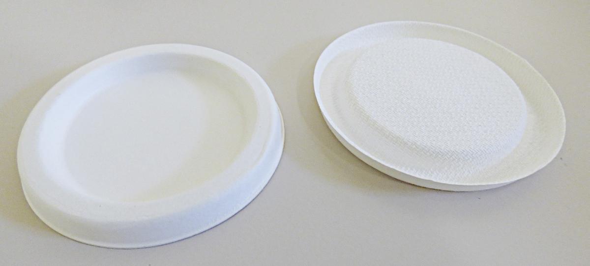 Es handelt sich um einen kreisrunden, formgepressten Einwegdeckel für Becher für Salatdressing (nicht Gegenstand dieser Auskunft) mit einer Höhe von etwa 8 mm und einem maximalen Durchmesser von etwa 62 mm. Dieser besteht aus Halbstoff aus Zuckerrohr (Bagasse). Auf der Innenseite ist deutlich ein Siebmuster erkennbar, die Außenseite ist glatt.  

Abbildung siehe Anlage.

Derartige Waren gehören als "andere, formgepresste Waren aus Papierhalbstoff" zur Codenummer 4823 70 90 00 0 des Zolltarifs.