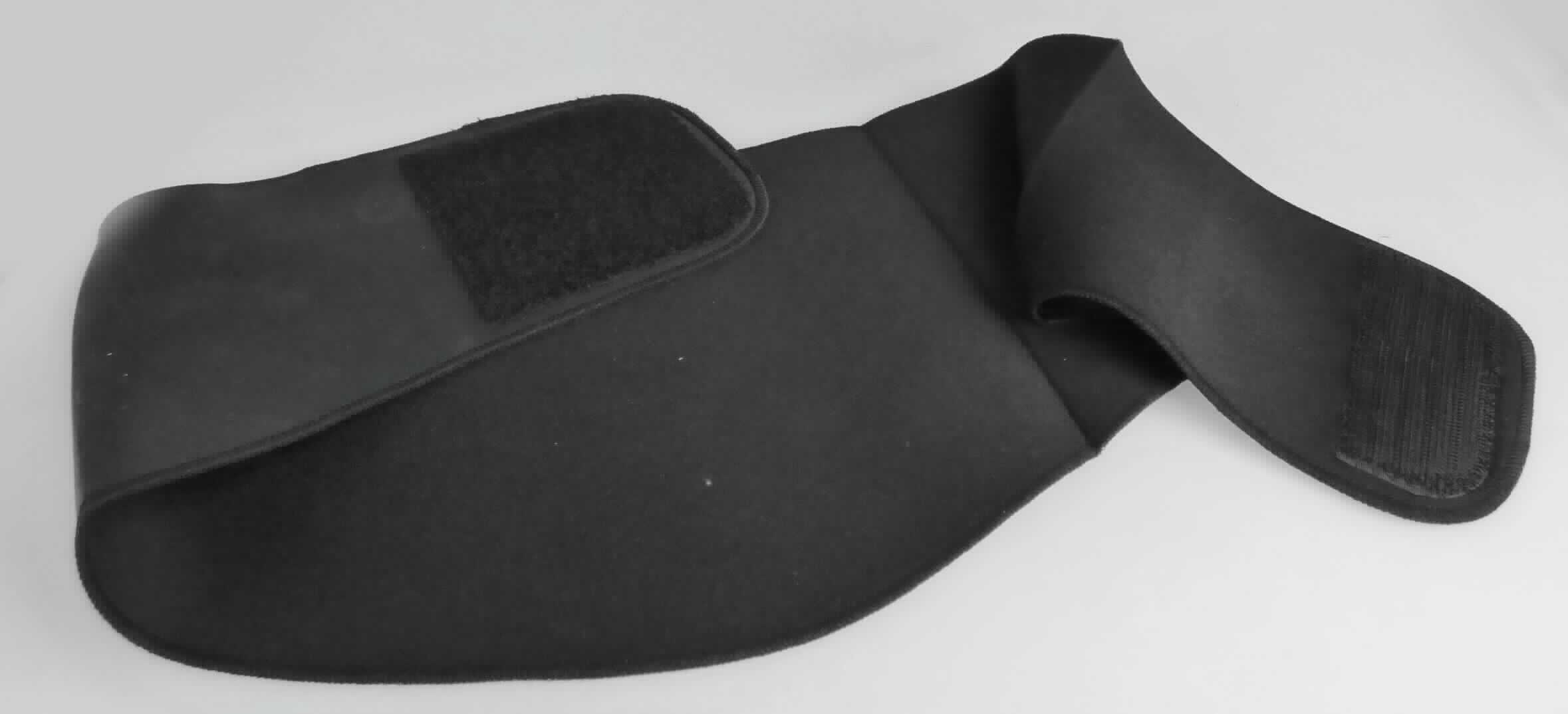 Angaben des Antragstellers:
Stomagürtel
Materialzusammensetzung: 90% Neopren / 10% Polyamid

Feststellungen an einem Warenmuster:
Es wurde ein schwarzer Taillengürtel mit Klettverschluß vorgelegt. Der Gürtel besteht auf der Außenseite aus einem schwarzen Zellkautschuk und ist unterlegt mit einem schwarzen Gewirke. Der Zellkautschuk ist dicker als das Gewirke.

Befund:
Es liegt andere Bekleidung aus Weichkautschuk im Sinne der Position (KN) 4015  9000 vor.