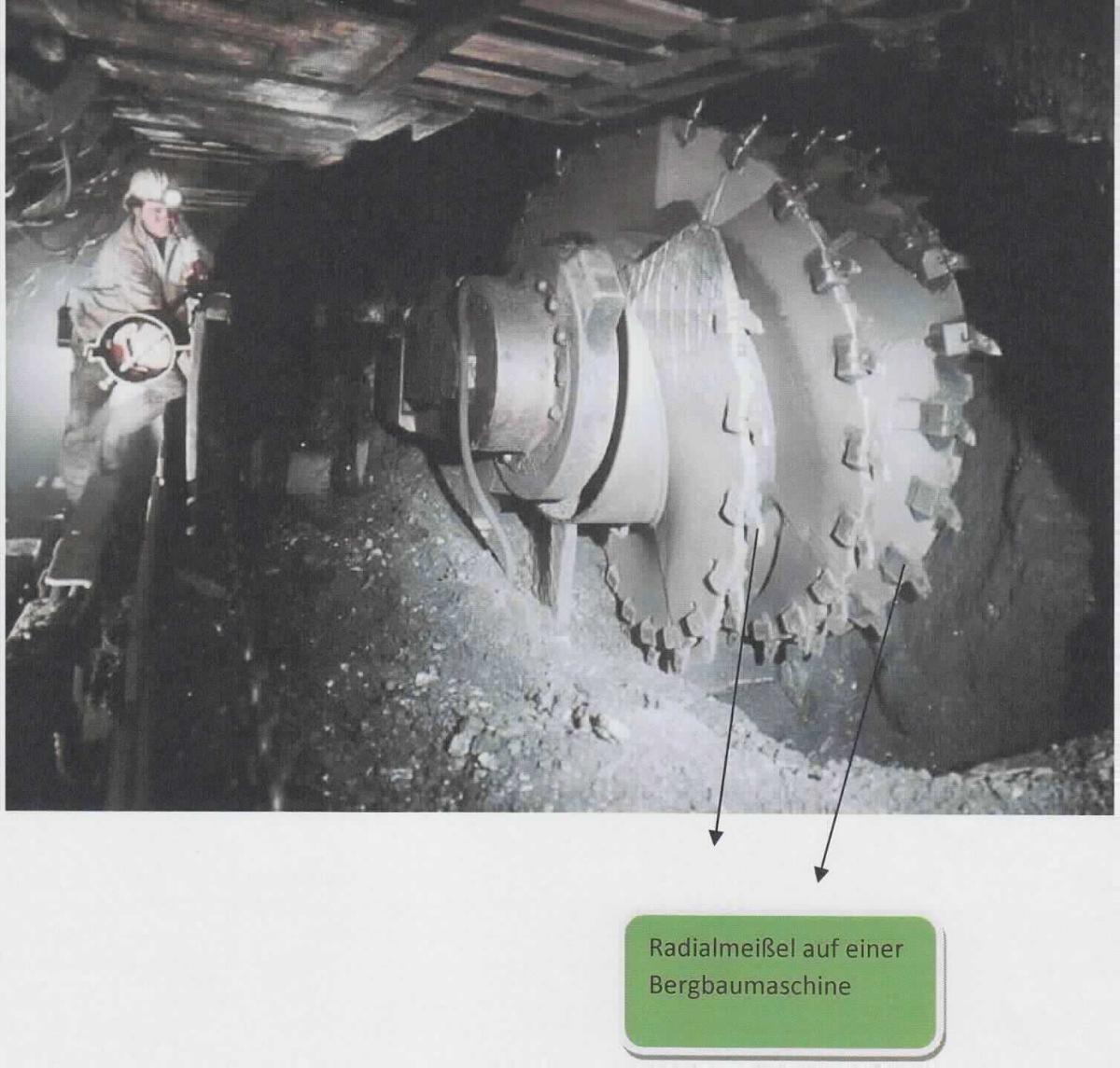 Sog. Radialmeißel/Flachmeißel
- aus einem spezifisch, geformten, annähernd rechteckigen Grundkörper (Trägerkörper)
  aus Vergütungsstahl mit einer darauf befestigten Hartmetallplatte (Abbildung siehe Anlage),
- erkennbar zum Einbau als arbeitender Bestandteil in Straßenfräsen, Teilschnittmaschinen
  oder Großbohrgeräte.
Das Hartmetall bestimmt den Charakter des Ganzen.

"Nichtelektrischer Teil von Maschinen, Apparaten und Geräten in Kapitel 84 anderweit weder genannt noch inbegriffen, keine Ware der Codenummern 8487 1010 00 0 bis 8487 9090 10 0 (zusammengesetzte Ware aus Hartmetall -charakterbestimmend- und Stahl) - sog. Radialmeißel/Flachmeißel"