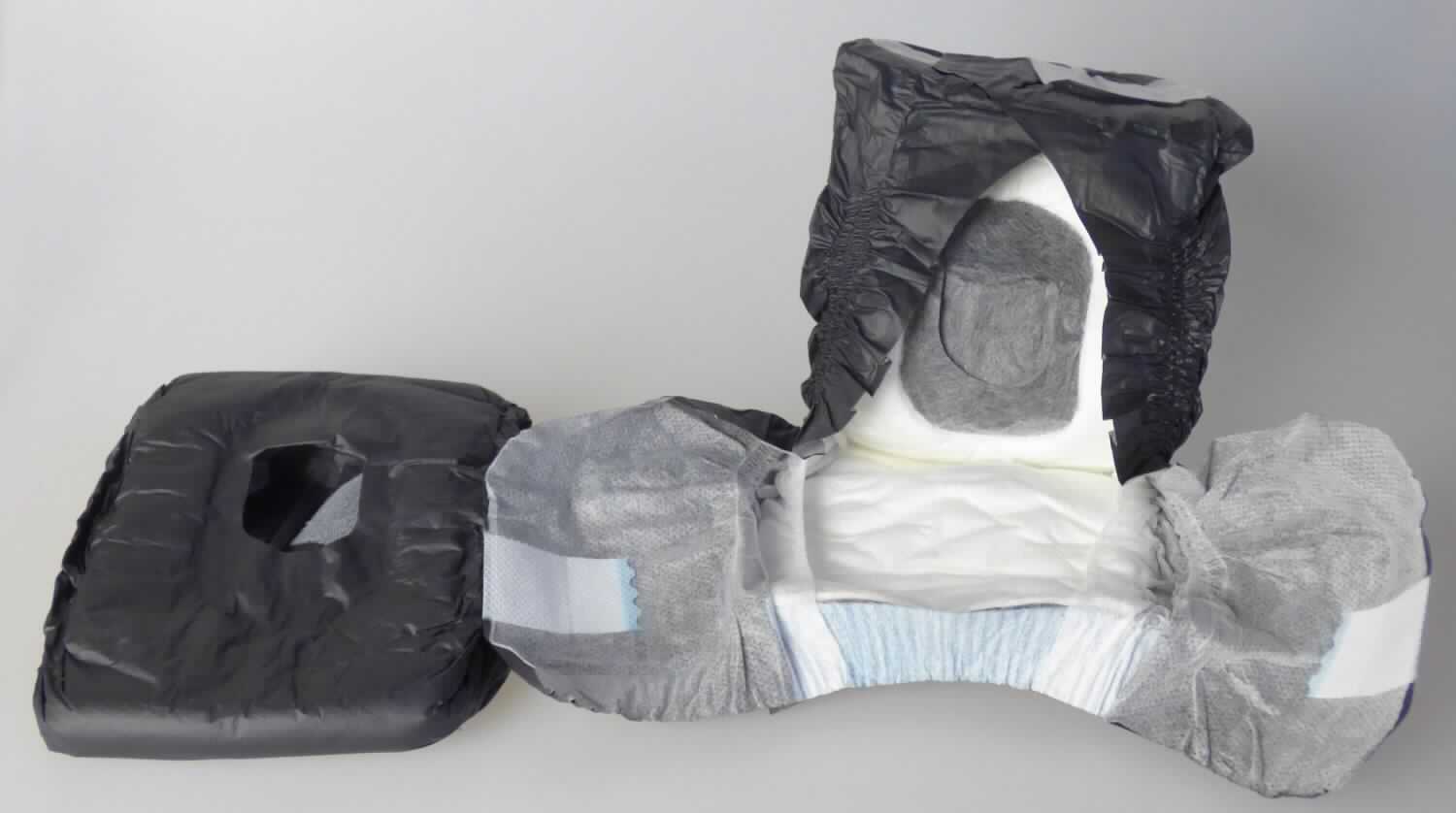 Bei der vorgelegten Ware handelt es sich um Einwegwindeln für Hunde mit folgendem Lagenaufbau:

1. Eine äußere Lage aus schwarzer Kunststofffolie,
2. Einem absorbierenden Kern zum Auffangen und Speichern von Flüssigkeiten, bestehend aus
2.1. Einer Außenlage aus Tissue-Papier,
2.2. Einer Einlage (Sauglage) aus einer Mischung aus anteilsmäßig überwiegenden,
       watteähnlichen Zellstofffasern (lt. Antrag) und einem Flüssigkeit absorbierenden
       Granulat (Superabsorber) und
2.3. Einer Außenlage aus Tissue-Papier,
3. Eine innere Lage aus einem Vliesstoff aus Chemiefasern.

Die Windeln sollen von Hunden zu hygienischen Zwecken z. B. bei Inkontinenz, Läufigkeit, nach Operationen und auf Reisen getragen werden. Für einen sicheren Sitz sind sie mit Gummizügen an Bund und Beinausschnitten, zwei beidseitigen Klebeverschlüssen zum Verschließen der Windel sowie einer Öffnung für die Rute ausgestattet. Sie sind in vier unterschiedlichen Größen für Hunde mit unterschiedlichem Körpergewicht erhältlich. Jeweils 14 Windeln sind in einem bedruckten Kunststoffbeutel verpackt. 

Abbildung siehe Anlage. 

Derartige Waren gehören als "den Windeln für Säuglinge und Kleinkinder ähnliche Waren, aus anderen Stoffen als aus Spinnstoffwatte und anderen Spinnstoffen" zum TARIC-Code 9619 00 89 00, da es sich zolltarifrechtlich um eine aus verschiedenen Stoffen zusammengesetzte Ware handelt, deren wesentlicher Charakter nach dem Umfang und der Bedeutung für die Verwendung durch die Anteile aus Papier und Zellstofffasern bestimmt wird.