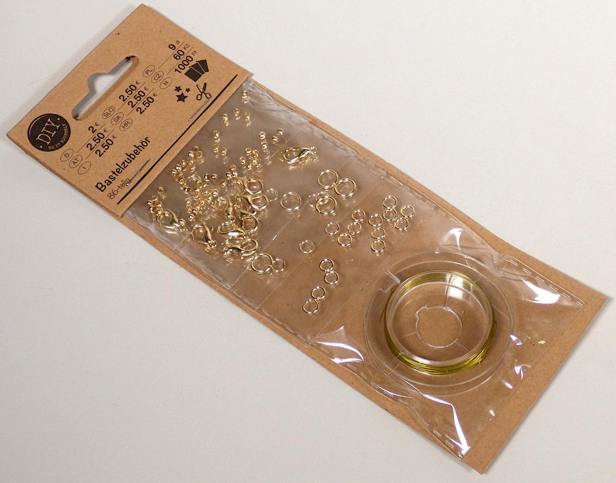 Sogenanntes Schmuckzubehör Set, goldfarben, 86-teilig, aus Stahl:

Es handelt sich um eine Zusammenstellung, bestehend aus
- 20 kleinen, runden Ösen aus unedlem Metall,
- 5 großen runden Ösen aus unedlem Metall,
- 10 Haken aus unedlem Metall mit federndem Verschlussmechanismus
- 50 kleinen perlenartigen Waren aus unedlem Metall
- 1 Rolle Draht aus unedlem Metall

Die Erzeugnisse sind in Klarsichtbeuteln aus Kunststoff verpackt und gemeinsam auf einer bedruckten Pappkarte für den Einzelverkauf aufgemacht.
Sie sollen zum Basteln von Schmuck verwendet.
- Antragstellerangaben -
Abbildung siehe Anlage
Der Charakter der Zusammenstellung wird insbesondere im Hinblick auf die Menge durch die Bestandteile der Pos. 8308 bestimmt. Innerhalb der Pos. 8308 bestimmen die Ösen aus unedlem Metall hinsichtlich der Menge den Charakter der Zusammenstellung.

Derartige Erzeugnisse gehören als "Ösen aus unedlem Metall, zum Fertigen oder Ausrüsten anderer Waren" zur Codenummer 8308 1000 00 0 des Zolltarifs.

Nicht 9503, da das Set nicht alle Bestandteile enthält, die zum Basteln von Schmuckstücken erforderlich sind.