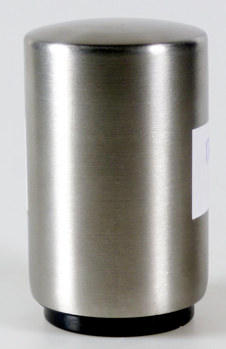"Flaschenöffner, Push, Art.-Nr. 376838"

aus verschiedenen Bestandteilen zusammengesetzte Ware, bestehend aus

- einem zylindrischen Flaschenöffner aus Stahl und Kunststoff (charakterbestimmend), mit einer innenliegenden
  Mechanik aus Kunststoff, welche sich nach dem Aufsetzen auf eine Flasche mit Kronkorken in dem
  Flaschenöffner nach oben bewegt und dabei einen Riegel aus unedlem Metall (arbeitender Teil) am
  Rand des Kronkorkens einhakt und durch weiteres Drücken den Kronkorken von der Flasche entfernt

- einem am unteren Rand des Flaschenöffners angebrachten Magneten, an dem der gelöste Kronkor-
  ken beim Abnehmen des Flaschenöffners haften bleibt

- zum Öffnen von Flaschen mit Kronkorken

Abbildung siehe Anlage.

Derartige Erzeugnisse gehören als "Handwerkzeuge (Haushaltswerkzeuge), anderweit weder genannt
noch inbegriffen, mit arbeitendem Teil aus unedlem Metall" zur Codenummer 8205 5100 00 0 des Zoll-
tarifs.