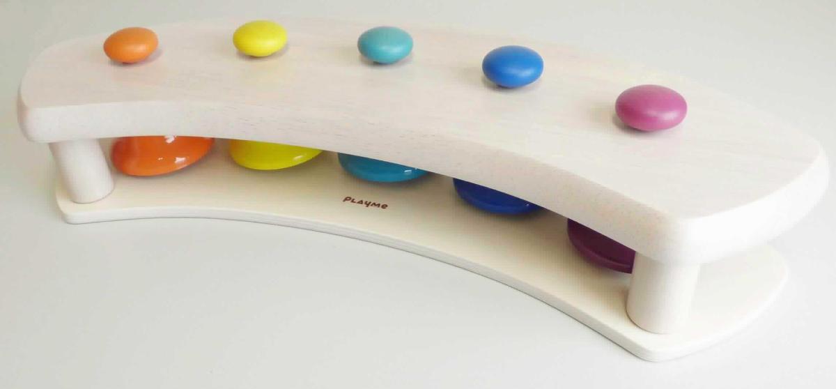 Musikspielzeuginstrument in Form eine xylophonähnlichen Ware in Form einer Warenzusammenstellung, bestehend aus
- einer xylophonähnlichen Ware 
-- mit einer Halterung aus zwei leicht gebogenen Brettern, die mit vier Säulen miteinander verbunden sind
-- in den Abmessungen von ca. 49 x 14 x 8,5 cm
-- zwischen den Halterungen befinden sich fünf glockenförmige Metallkörper mit einem Holzklöppel
-- mit fünf farbigen Knöpfen an der Oberseite, die beim Drücken einen Klang erzeugen (die Töne d, e, g, a und b)
- einem 30-seitigen Heft mit Klammerbindung
-- mit einer zweisprachigen Anleitung über fünf Seiten
-- mit fünf Seiten mit Melodien, die mit farbigen Punkten dargestellt sind
-- die übrigen Seiten enthalten lediglich Kreise zum Komponieren eigener Melodien
- einem Umschlag mit 15 Bogen mit je 36 Klebepunkten (Ø 15 mm) in fünf verschiedenen Farben 
  zum Einkleben in das Heft
- ohne Hinweis auf Fertigung in Handarbeit
- dient der spielerischen Unterhaltung von Kindern
- gemeinsam in einem bunt bedruckten Pappkarton für den Einzelverkauf aufgemacht. 

Auf Grund des Umfangs und der Bedeutung in Bezug auf die Verwendung bestimmt das Musikinstrument mit Spielzeugcharakter den wesentlichen Charakter der Warenzusammenstellung.

Die Ware wird als "Musikspielzeuginstrument, nicht aus Holz handgearbeitet" eingereiht.