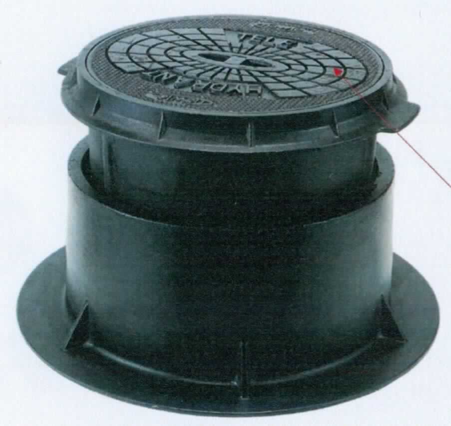 Tele-Hydrantkappendeckel aus Gusseisen

Bei der Ware handelt es sich um ein aus verschiedenen Bestandteilen zusammengesetztes Erzeugnis. Dieses besteht aus einem schwarz getauchten, runden Deckel aus Gusseisen, der mit einem Haltestift aus nicht rostendem Stahl versehen ist und aus einem Dämpfungsgummi. Der Werkstoff GJL-250 (Gusseisen mit lamellarem Grafit) überwiegt gewichtsmäßig gegenüber dem nicht rostenden Stahl. Der Straßenkappendeckel ist Teil einer Tele-Hydrantkappe.

Die Ware ist als "andere Ware aus nicht verformbarem Gusseisen mit lamellarem Grafit (Grauguss), verwendet zur Abdeckung von unterirdischen Systemen und/oder als Öffnung für unterirdische Systeme" in den TARIC-Code 7325 1000 31 einzureihen.