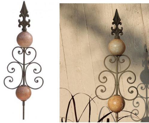 Sogenannte Metallgartenstecker (Kugeln oder Ornament):

Es handelt sich um sogenannte Gartenstecker aus unedlem Metall (Stange aus Stahl bestehend) mit dekorativen Verzierungen in Form von Kugeln (aus Naturstein) oder verzierenden Ornamenten. Die Erzeugnisse sind für die Verzierung von Kübeln oder Gartenbeeten bestimmt und können je nach Artikel unterschiedliche Abmessungen aufweisen.  
- Antragstellerangaben -
Abbildung siehe Anlage.


Das unedle Metall bestimmt den Charakter der Erzeugnisse. Die Erzeugnisse dienen als Ziergegenstände.

Derartige Erzeugnisse sind als "Ziergegnstände aus unedlem Metall, weder versilbert, vergoldet oder platiniert" der Codenummer 8306 2900 00 0 zuzuweisen.