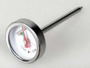 Steak-Thermometer, im Wesentlichen bestehend aus einer runden Messanzeige, aufgeteilt in "RARE", "MED" und "WELL" in Abhängigkeit der Temperatur und einer ca 65 mm langen Messspitze aus Edelstahl.

Das Thermometer ist in einer Blisterverpackung aufgemacht und dient zum Anzeigen bzw. Ablesen der Garstufe des Fleisches während des Garvorgangs. 

Die Ware wird als "Thermometer, nicht mit anderen Instrumenten der Position 9025 kombiniert, nicht unmittelbar ablesbar und flüssigkeitsgefüllt, nicht elektronisch, nicht für zivile Luftfahrzeuge" eingereiht.