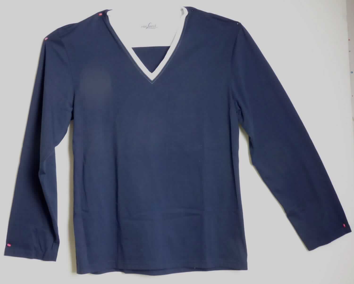 Modisches Unterhemd, sog. Sleepshirt, Art.-Nr.: T-M-363-00712-Form 8471, Größe M, Foto siehe Anlage  
- in einem Polybeutel verpackt,
- aus ca. 0,6 mm dicken (somit leichten) Gewirken aus 60 % Baumwolle und 40 % Polyester (synthetische 
  Chemiefasern), 
- über die Taille reichend (Rückenlänge: ca. 71 cm),
- mit einem halsfernen V-Ausschnitt (deshalb kein T-Shirt), mit kontrastfarbener Randeinfassung,
- ohne Öffnung und ohne Verschluss,
- mit langen, eng anliegenden Ärmeln,
- modisch gestaltet, wird unmittelbar auf der Haut getragen,
- an den Ärmelenden und am unteren Rand durch Umschlagen und Festnähen gesäumt,
- stellt sich als einzelnes Kleidungsstück zum Bedecken des Oberkörpers dar, somit kein Schlafanzug.

"Unterhemd, aus Gewirken, aus Baumwolle"