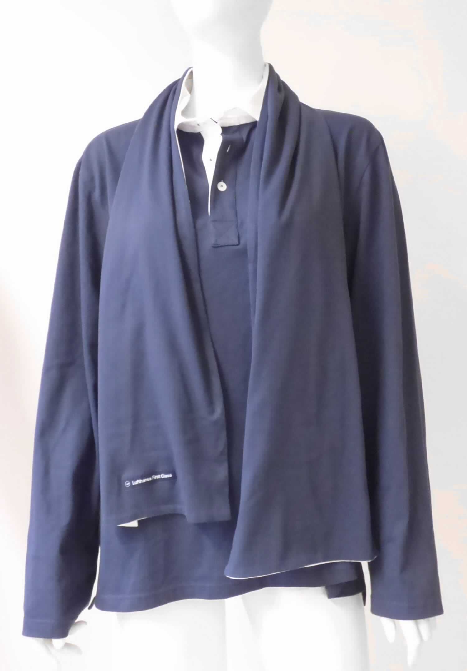 Hemd und Schal, sog. Pyjama Top Herren, Art.-Nr.: TM-M-36300972-Form 8476, Foto siehe Anlage,
- stellt sich als Warenzusammenstellung dar,
- gemeinsam in einem Polybeutel für den Einzelverkauf aufgemacht und zur Befriedigung eines speziellen Bedarfs 
  zusammengestellt,
- aus ca. 0,5 mm dicken, einfarbigen Gewirken aus laut Antrag 60 % Baumwolle und 40% Polyester (synthetische 
  Chemiefasern), mit durchschnittlich mehr als 10 Maschen in jeder Richtung je linearen Zentimeter,
- Hemd:
-- über die Taille reichend (Rückenlänge: ca. 72 cm),
-- mit einem Umlegekragen aus kontrastfarbenen Geweben,
-- vorn mit einer nicht durchgehenden Öffnung mit Knopfverschluss von links auf rechts (Männerkleidung), mit 
   einer Knopfleiste aus kontrastfarbenen Geweben,
-- an den Ärmelenden und am unteren Rand durch Umschlagen und Festnähen gesäumt,
-- stellt sich als einzelnes Kleidungsstück zum Bedecken des Oberkörpers dar, somit kein Schlafanzug,
- Schal:
-- in den Abmessungen: ca. 146 cm lang und ca. 23 cm breit,
-- zweilagig gearbeitet,
- nach dem Umfang, dem Wert und der Bedeutung in Bezug auf die Verwendung bestimmt das Hemd den 
  Charakter der Warenzusammenstellung.

"Hemd, aus Gewirken, für Männer, aus Baumwolle"