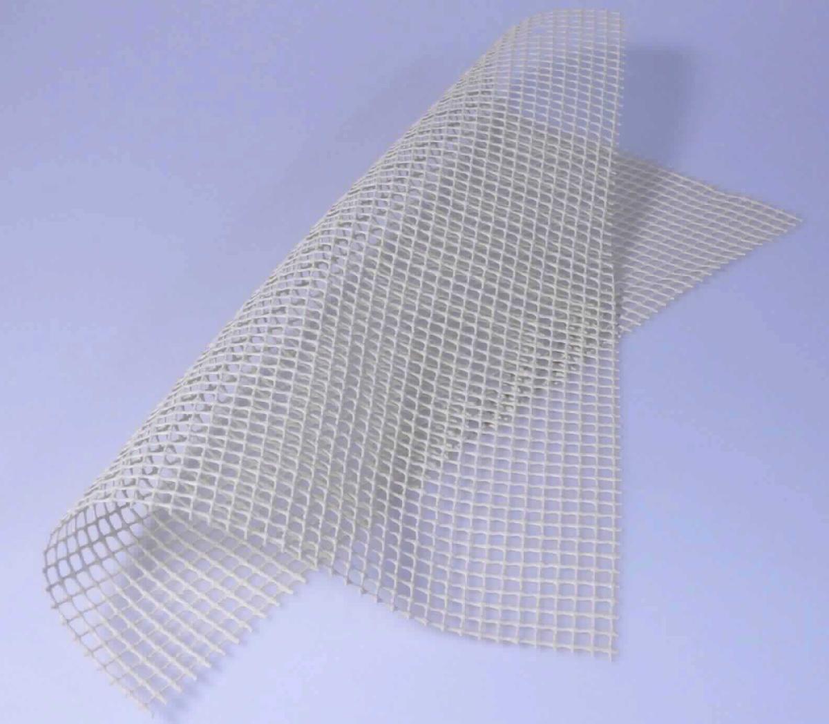 Angaben des Antragstellers: 
Teppichgleitschutz (Teppichstop) aus einem Polyestergewirke mit Latexbeschichtung (Kautschuk)
Der Artikel wird in verschiedenen Breiten (80, 120 und 200 cm) als Rollenware und in verschiedenen Abmessungen (z.B. 66 x 196 cm) als abgepackte Ware in Einzelverpackungen gehandelt.

Feststellungen an einem Warenmuster:
Es wurde ein Abschnitt eines weitmaschigen, netzartigen Drehergewebes aus Spinnstoffen vorgelegt, welches vollständig in einen Zellkautschuk eingebettet ist. Als Folge der weiten Abstände der Garne zueinander sind nur die Spinnstoffe vollständig von Kautschuk umhüllt, nicht aber die Zwischenräume ausgefüllt (netzartige Struktur).

Befund:
Es liegt eine andere Ware aus Zellkautschuk im Sinne der Unterposition 4016 1000 (KN) vor.