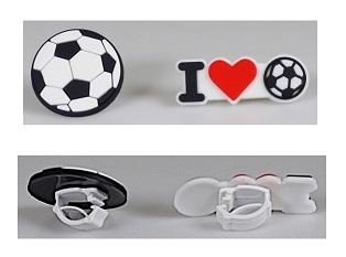 Es handelt sich um Zierelemente aus Kunststoff, die mit einem stilisierten Fußball bzw. dem Schriftzug "I love Football" in Symbolen versehen sind. Die Erzeugnisse sind mit einem Clip aus Kunststoff zur Befestigung an Schnürsenkeln und ähnlichem versehen und dienen dem Verzieren von Schuhen.
Die Erzeugnisse sind auf einer Pappkarte aufgebracht.
- Angaben lt. Antragsteller - 

Abbildung siehe Anlage.

Derartige Erzeugnisse gehören als "Phantasieschmuck, anderer als aus unedlem Metall" zum TARIC-Code 7117 9000 00.