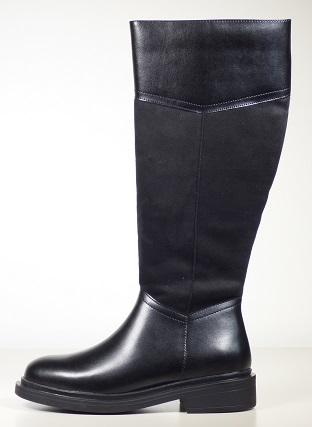 Stiefel, Größe 37, Foto siehe Anlage,
- mit Laufsohlen aus laut Antrag Kunststoff,
- mit Oberteil aus Kunststoff (Spinnstoff mit einer mit bloßem Auge wahrnehmbaren Außenschicht 
  aus Kunststoff; den größten Teil der Außenfläche bildend) und Spinnstoff,
- an der Innenseite mit einem Reißverschluss,
- an der Anziehhilfe mit einer ornamentartigen Verzierung,
- den Knöchel und die Wade bedeckend,
- ohne Metallschutz in der Vorderkappe.

"Schuhe, andere als in der Position 6401 genannte, mit Laufsohlen und Oberteil aus Kunststoff, 
 andere als in den Unterpositionen (HS) 6402 12 bis 6402 20 genannte, den Knöchel bedeckend, 
 andere als in der Unterposition (KN) 6402 9110 genannte"