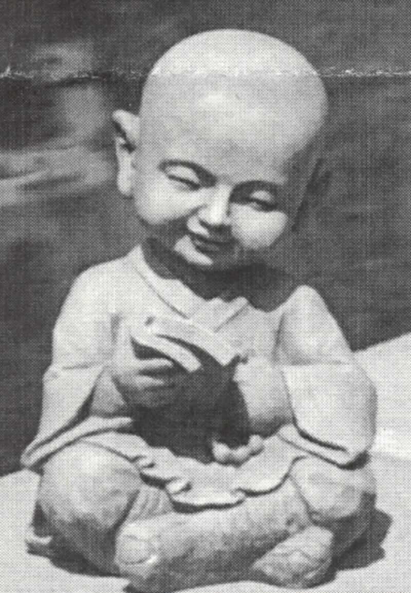 Angaben:
Buddha sitzend, NAN 7162575. Material (light cement): 66 % Zement und Sand, 12 % Stein, 12 % Steinpulver, 10 % Resin. Farbe: natürlicher Zement.

Befund:
Ware aus Zement, Beton oder Kunststein, auch bewehrt