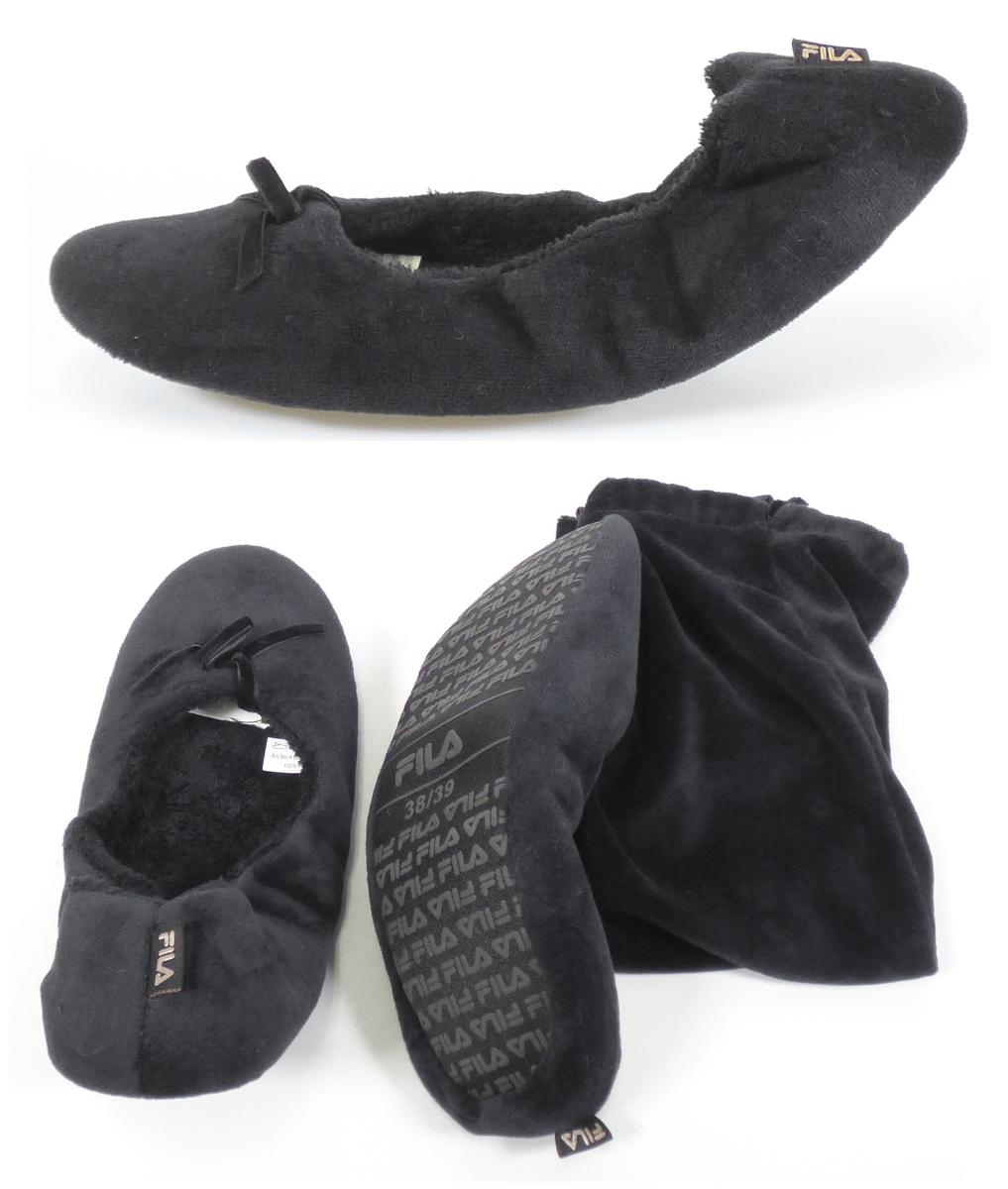 Hausschuhe, Größe 38/39,Foto siehe Anlage,
- in der Art von Ballerinas gearbeitet,
- paarweise in einem einfachen Spinnstoffbeutel [übliche Verpackung im Sinne der AV 5 b)] ver-
  packt,
- mit Laufsohlen aus Spinnstoff (den größten Teil der Berührungsfläche mit dem Boden bildend)
  und einem sich wiederholenden, rutschhemmenden Schriftzug versehen,
- mit weit ausgeschnittenem, weichem, labilem Oberteil aus Spinnstoffen,
- an der Einschlupföffnung elastisch verengt,
- im Vorderfußbereich mit einer Zierschleife versehen,
- im Bereich des Spanns mit einem eingenähten Etikett mit Firmenlogo,
- gefüttert.

"Schuhe (Hausschuhe), andere als in den Positionen 6401 bis 6404 genannte, mit Oberteil und
 Laufsohlen aus Spinnstoffen"