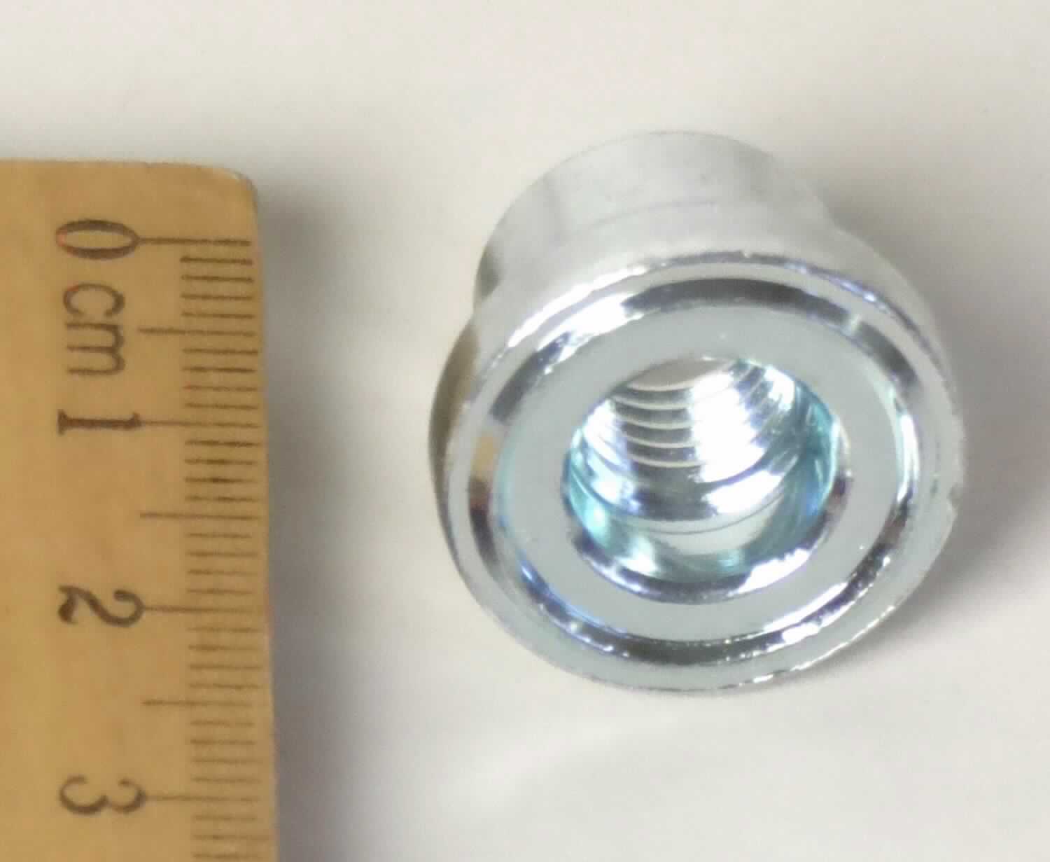 Es handelt sich um kreisrunde, zylindrische Muttern aus Stahl (kein nicht rostender Stahl), die mit einem metrischen Innengewinde (M10) versehen sind. Auf einer Seite sind die Erzeugnisse zu einem abgestuften Flansch ausgearbeitet.
Abmessungen: max Außendurchmesser: ca. 22,3 mm, Länge: ca. 15,7 mm.
- Antragstellerangaben -

Abbildung siehe Anlage.

Derartige Erzeugnisse gehören als "andere Muttern aus Stahl (kein nicht rostender Stahl), mit Gewinde, mit einer Lochweite von 12 mm oder weniger" zum TARIC-Code 7318 1692 90.