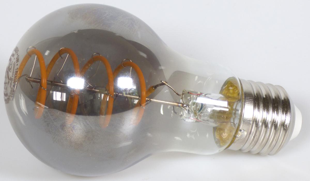LED Spiral Filament A60 5W E27 Rauchglas extra warmweiß 1800K dimmbar
EAN: 4251351807275 (Abbildung siehe Anlage)
- elektrische Lichtquelle in Form einer Leuchtdiodenlampe (LED-Lampe),
  mit mehreren Leuchtdioden auf einem Träger in Streifenform (LED-Filament,
  spiralfömig) und weiteren elektrischen Bauelementen für die Stromversorgung
  und -regelung auf einer Leiterplatte, mit einem birnenförmigen, transparenten,
  grau-farbenen Glaskolben und E27 Schraubsockel zum Befestigen in einer
  Lampenfassung, dimmbar,
- zur Verwendung als Leuchtmittel zum einfachen Einsetzen/Austauschen in Leuchten,
- in einem bedruckten Verkaufskarton verpackt (laut Muster).

„Leuchtdiodenlichtquelle (LED-Lichtquelle), Leuchtdiodenlampe (LED-Lampe)"