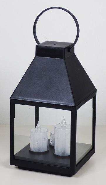 Bei der sog. LED Laterne 25 cm handelt es sich um einen elektrischen Beleuchtungskörper in Form einer viereckigen, ca. 13,5 cm x 13,5 cm x 25 cm (L x B x H) großen Laterne mit einem schwarzen Metallgestell, Seitenflächen aus farblosem Glas und einem Metalldach mit Tragegriff aus Kunststoff. 
Im Laternenboden sind drei LED-Kerzen aus farblosem Kunststoffkörper und einer LED-Flammennachbildung aus Kunststoff integriert, die im eingeschalteten Zustand ein Flammen imitierendes Dauerlicht abgeben.
Das Erzeugnis ist mit einem Batteriefach mit Ein-/Ausschalter ausgestattet. 
 
Es dient der Beleuchtung in der Art eines Stimmungslichtes und wird bspw. auf Tische oder in Regale gestellt.
 
Der stoffliche Charakter der Ware wird hinsichtlich des Umfangs und des äußeren Erscheinungsbildes durch Metall und Glas bestimmt.

Hinweise auf Handarbeit liegen nicht vor.
Die Ware ist in einem Karton verpackt.

Das Erzeugnis ist als "elektrischer Beleuchtungskörper, anderweit weder genannt noch inbegriffen, nicht von den Unterpositionen (HS) 9405 11 bis 9405 41 erfasst, ausschließlich zur Verwendung mit LED-Lichtquellen bestimmt, kein Scheinwerfer, aus Metall und Glas, nicht handgearbeitet" einzureihen.